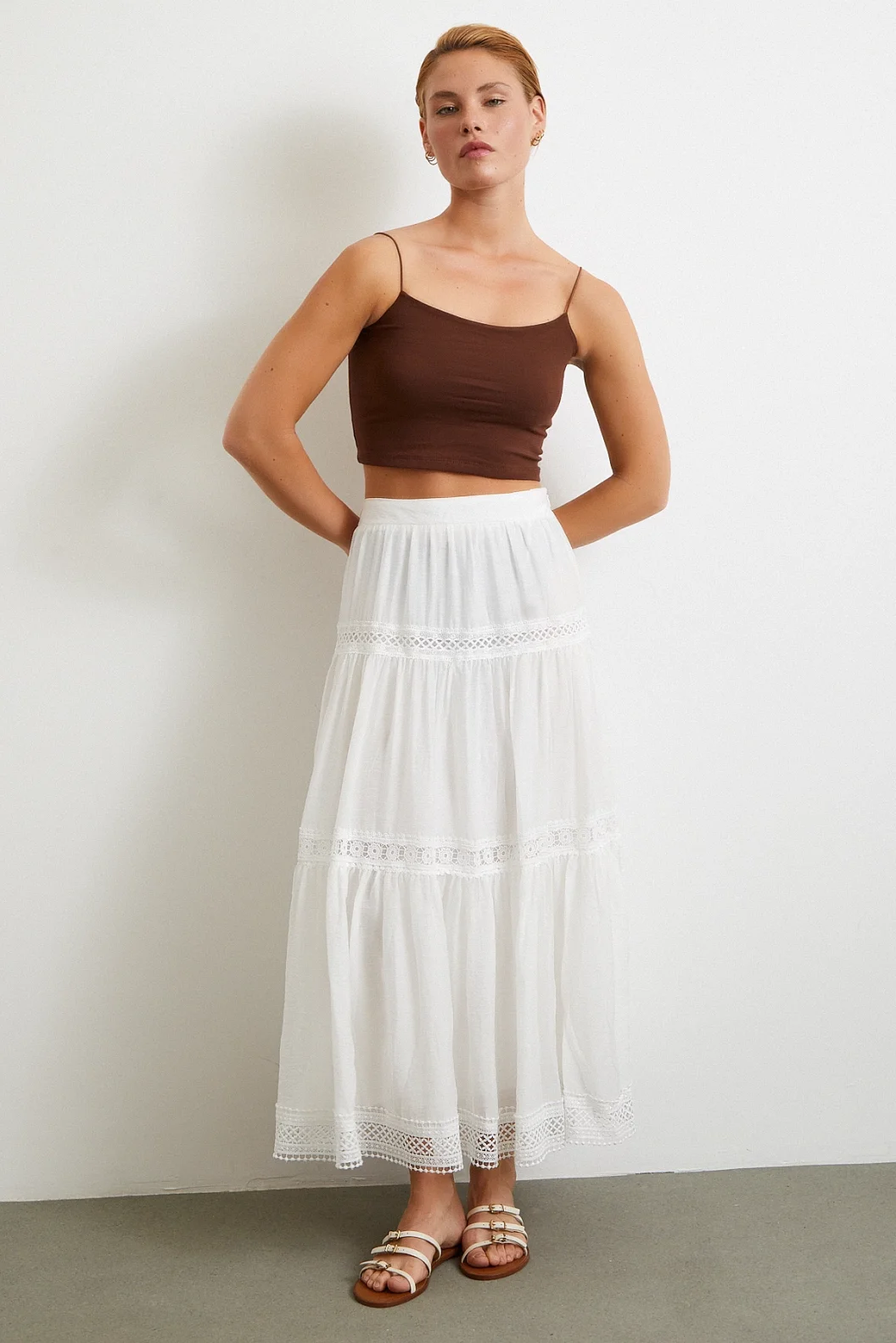 التنورة القصيرة القماشية البيضاء