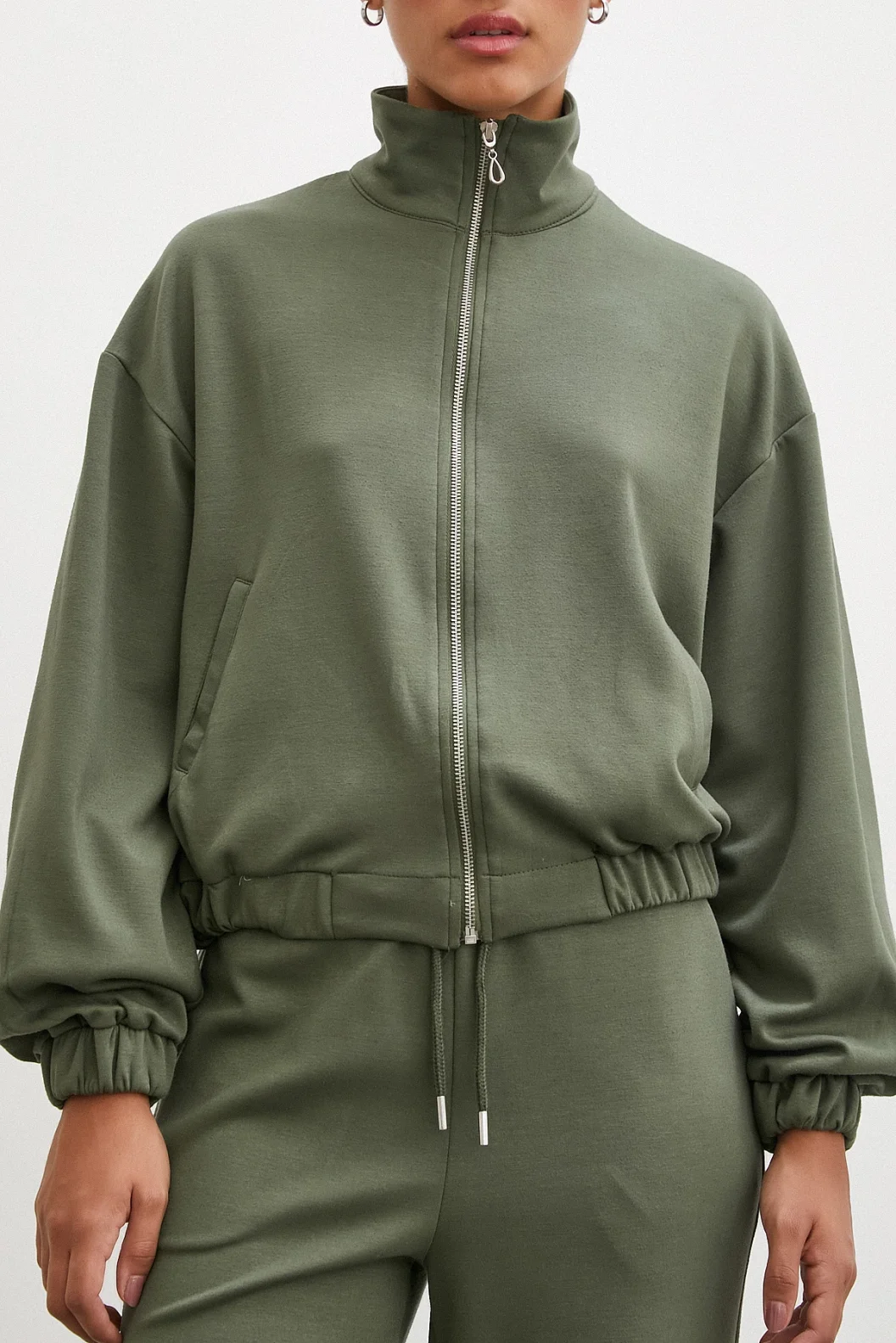 سويت شيرت بسحّاب اللون الأخضر الزيتون