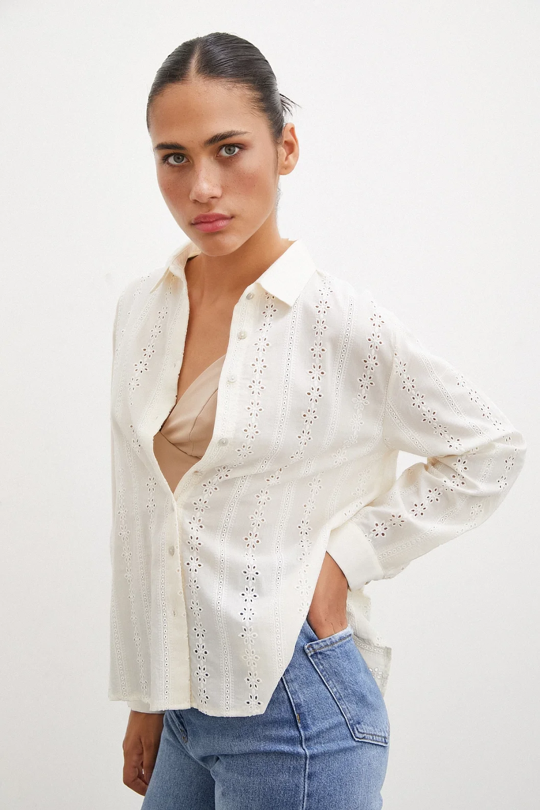 قميص بتطريزات فستقية