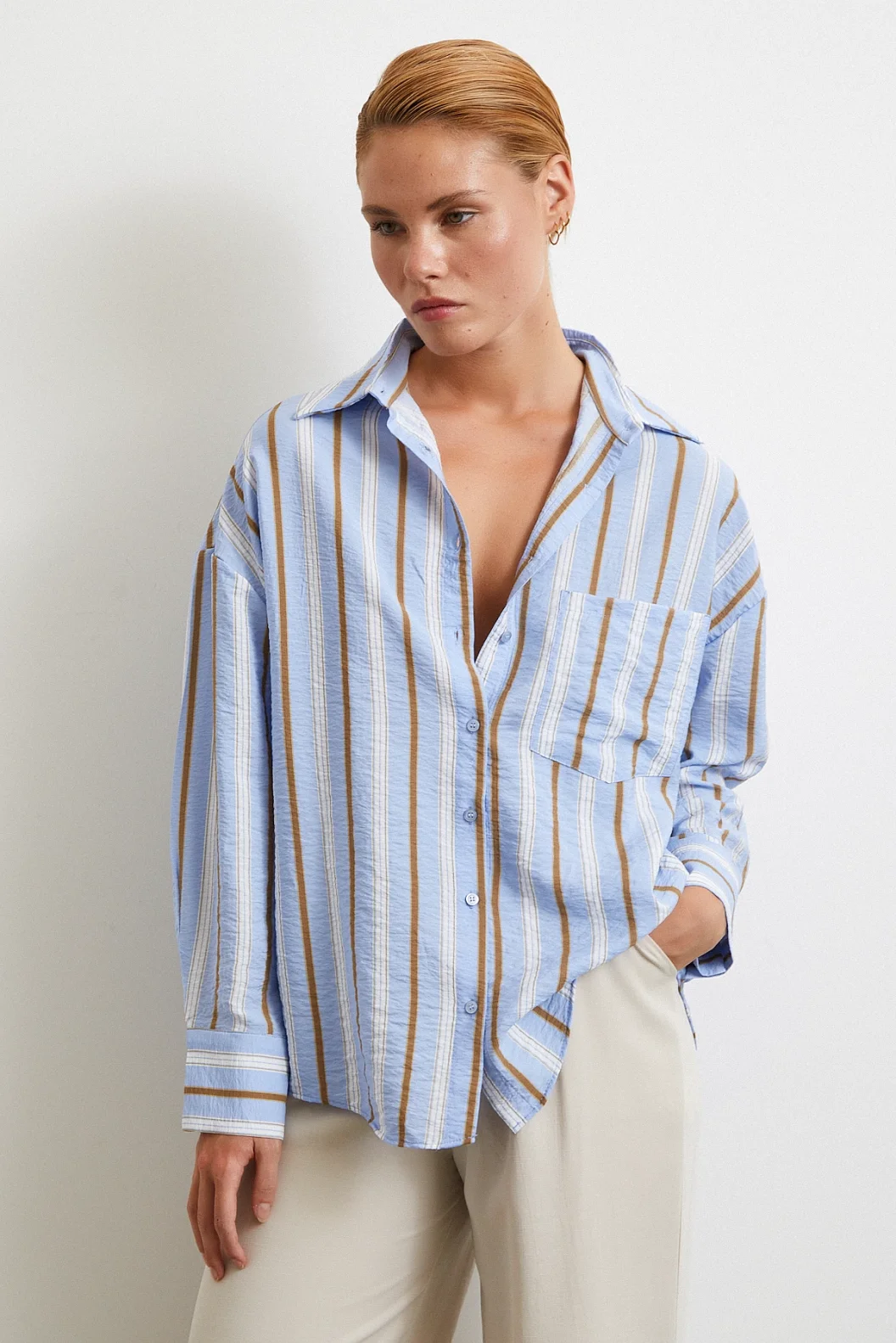 قميص مخطط زرقاء