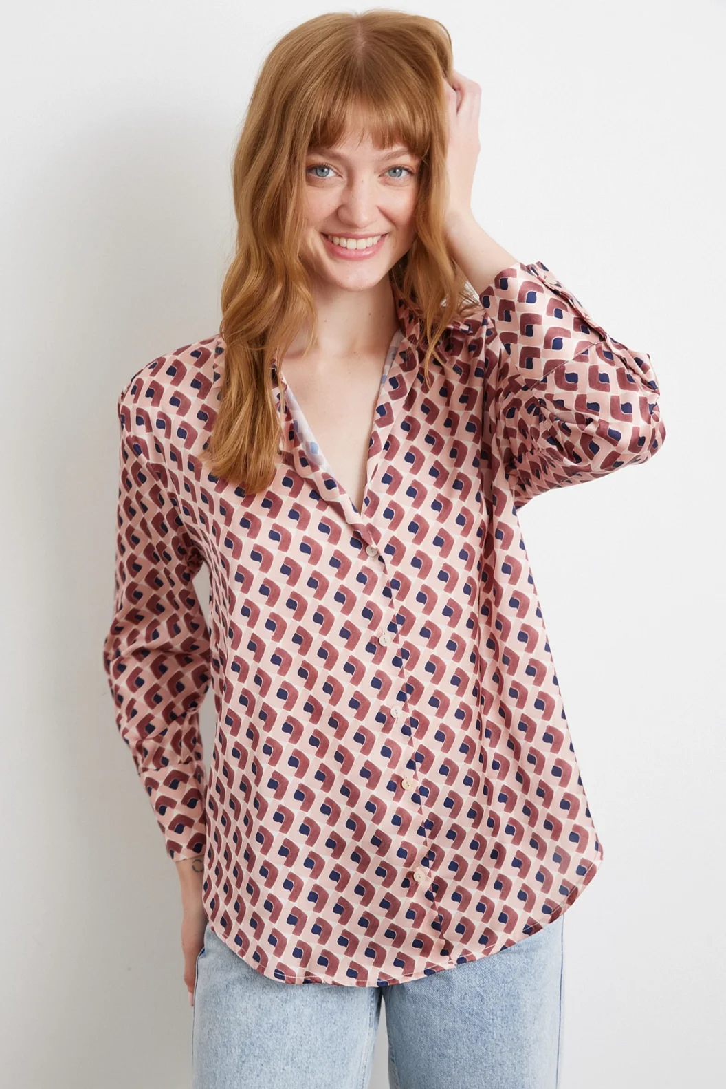 قميص حريري بنقشات هندسية وردي