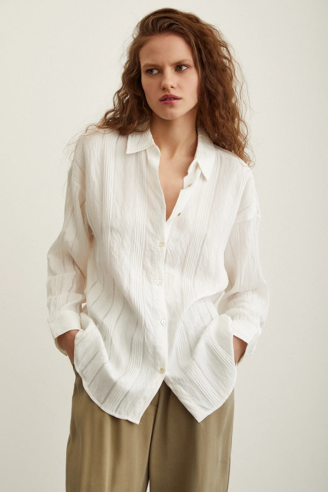 قميص مخطط بنقشة نسيجية أبيض