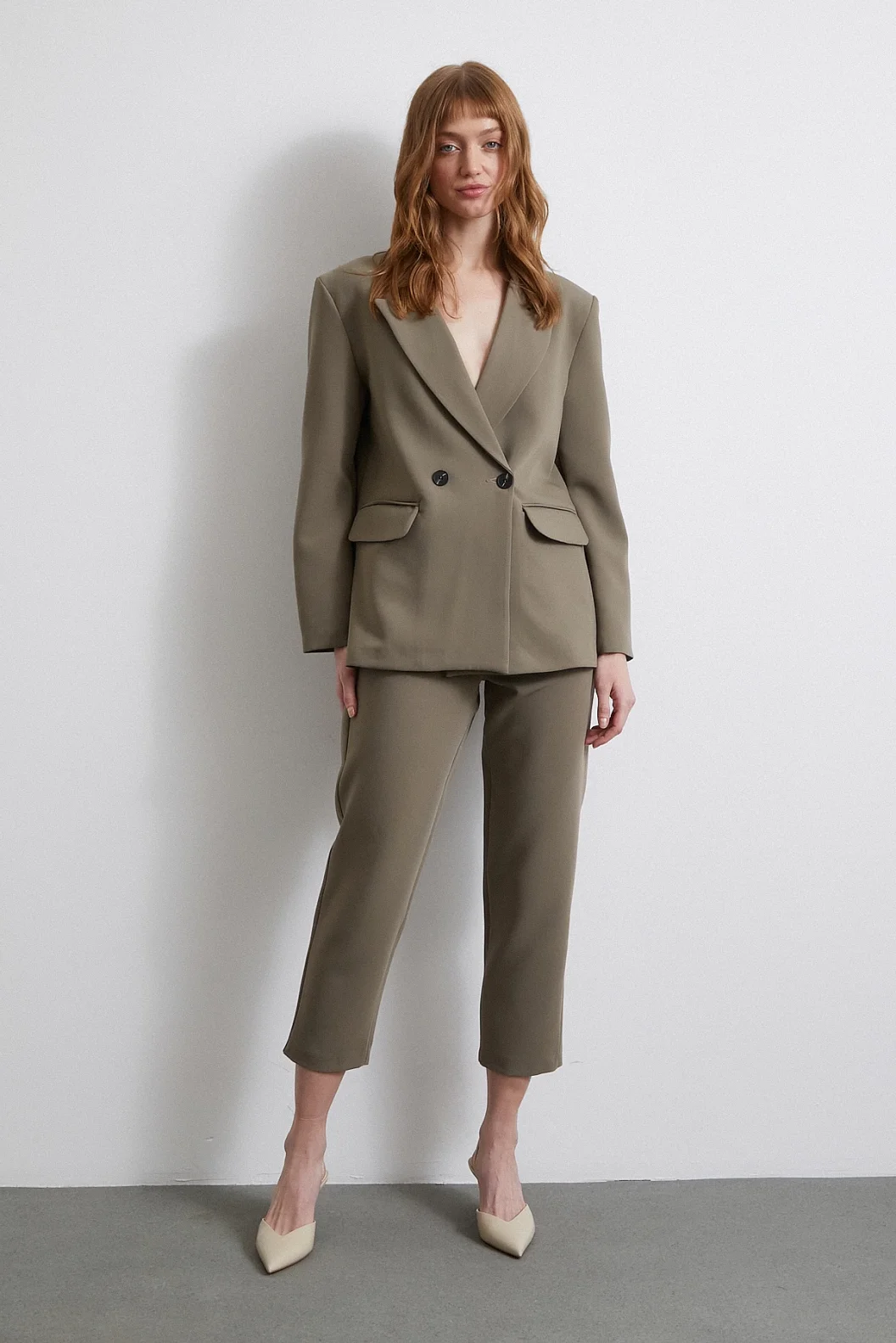 السروال الضيق المصنوع من قماش البشكير بلون الخردل