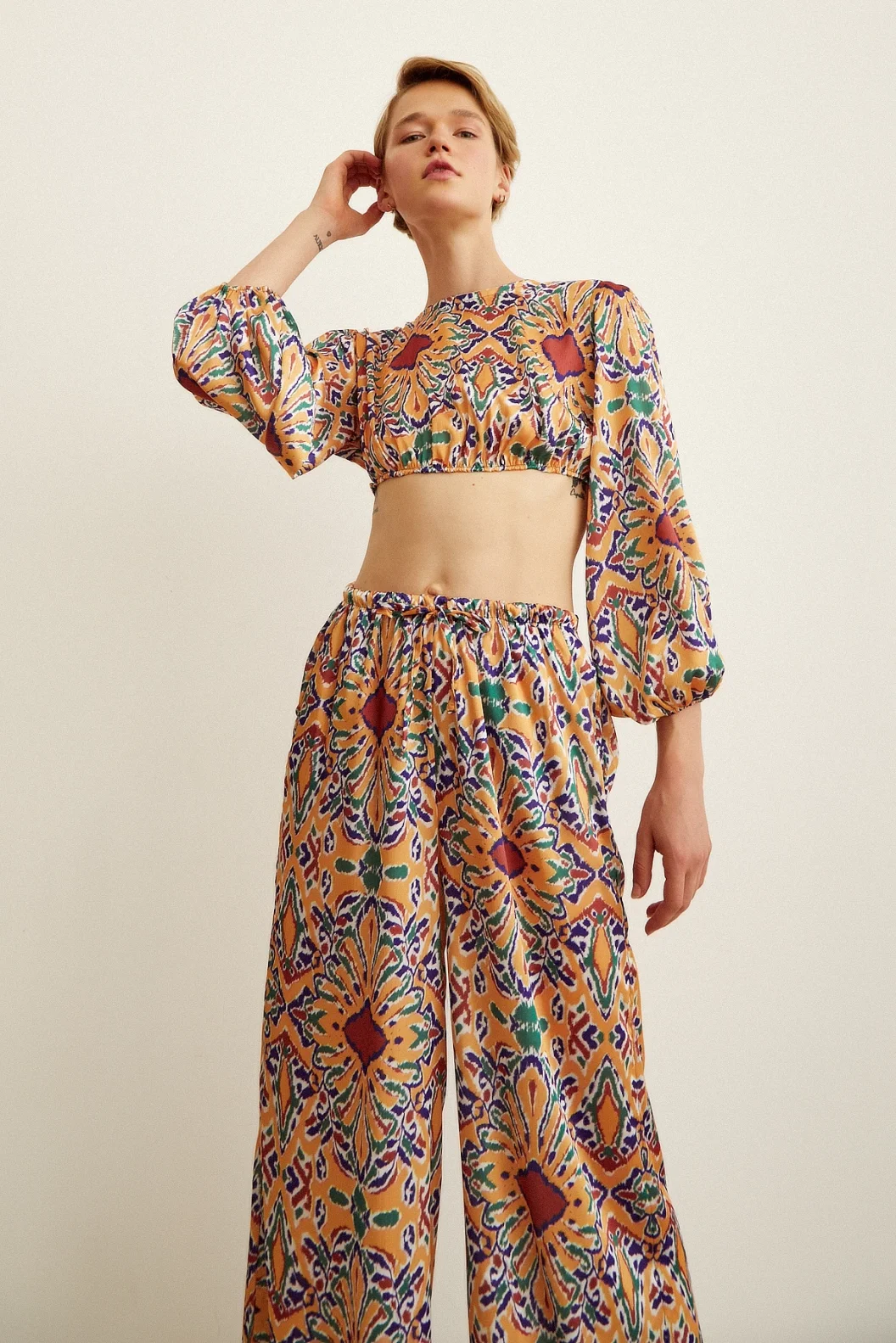 الظهر الرقبة المكشوفة كروب أصفر