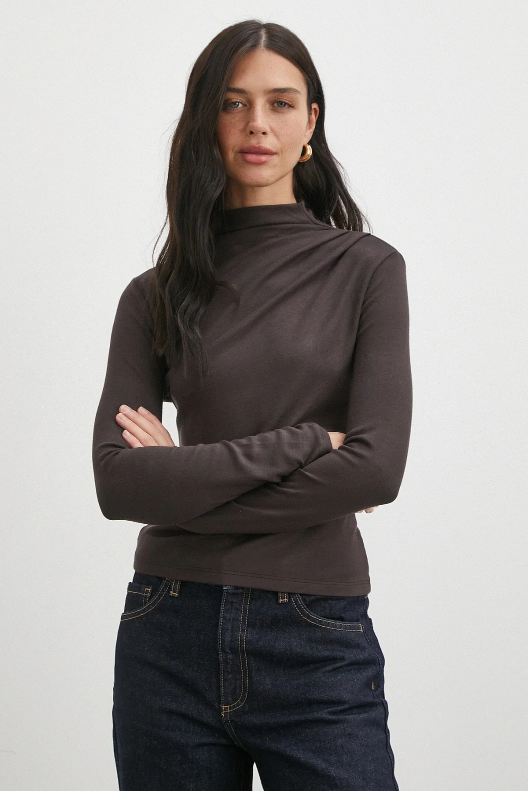 Omzu Pileli Boğazlı Bluz Kahve