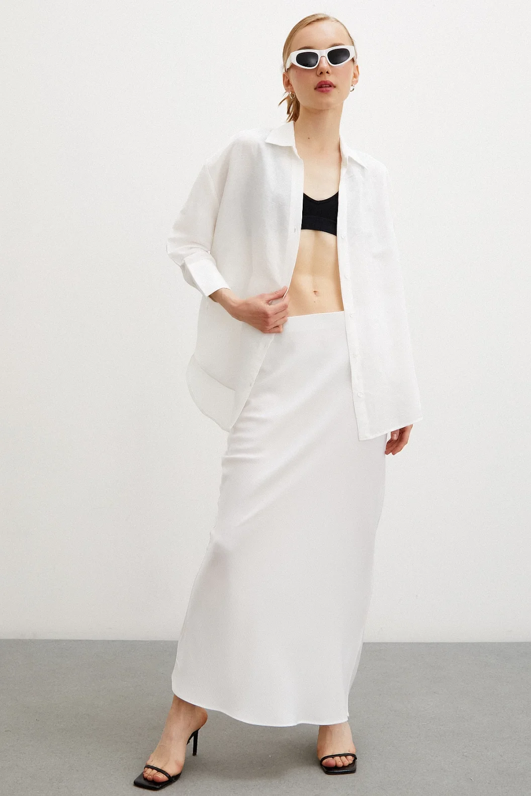 الكتان الأبيض قميص الكم الفقير