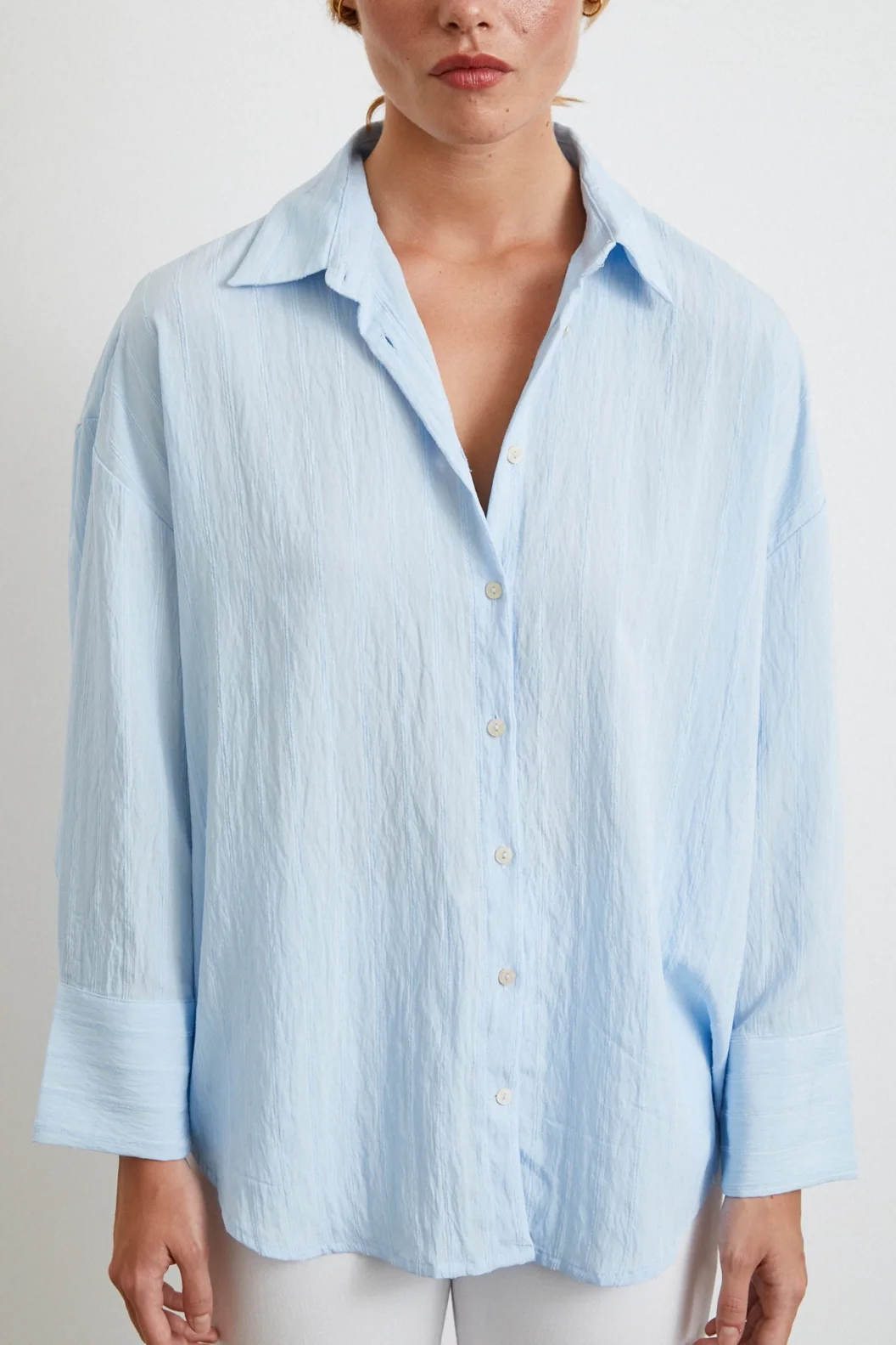 قميص كبير بخطوط بارزة ، لون أزرق