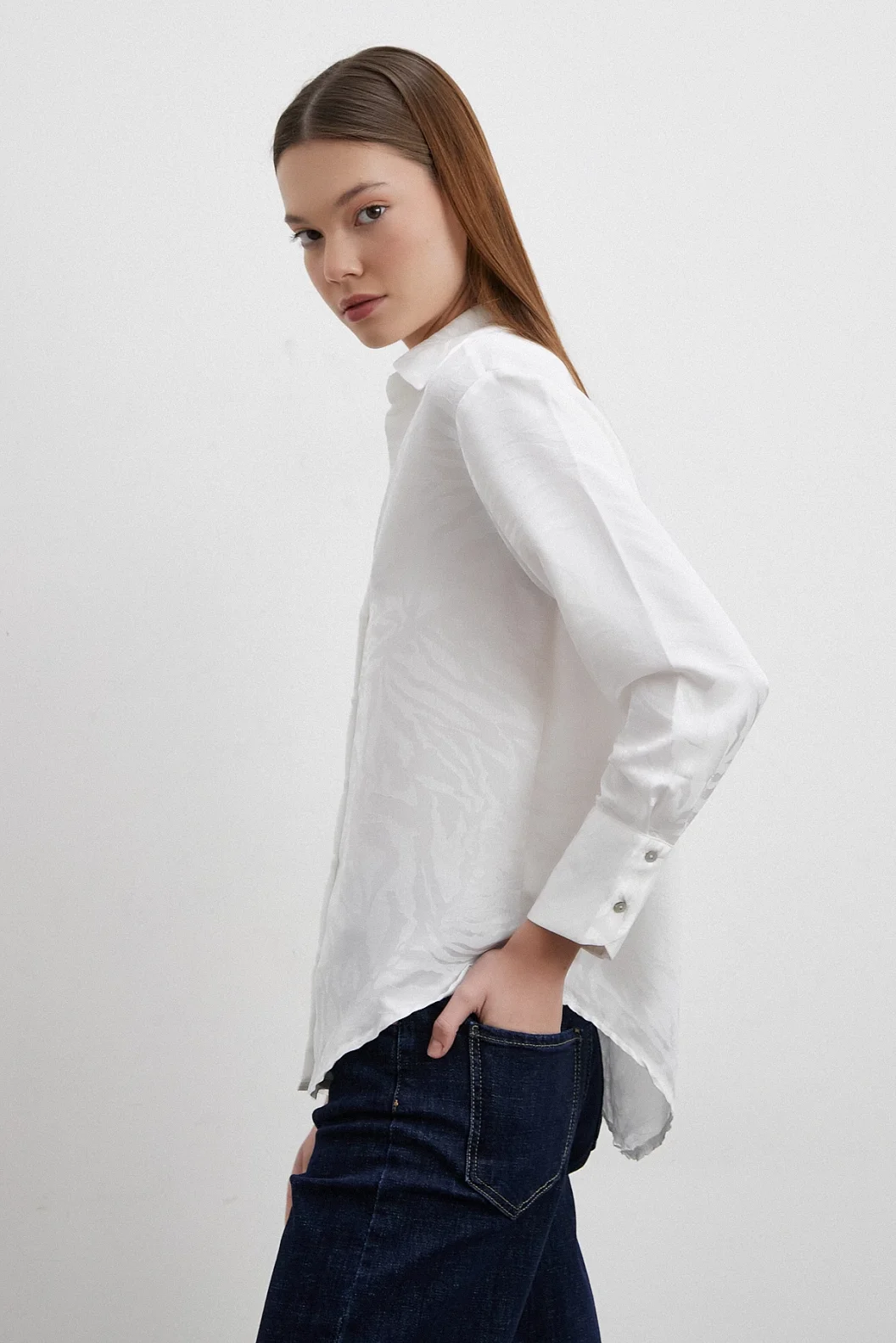 قميص بياقة على شكل V مع زخرفة جاكار – أبيض