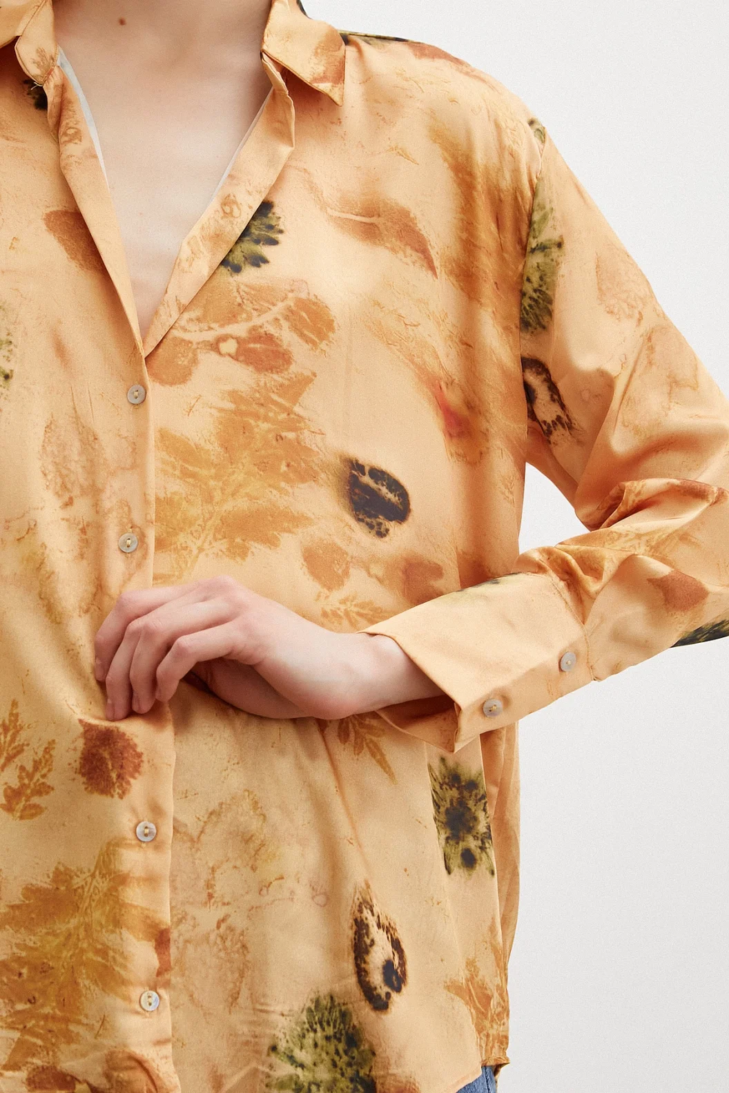 قميص ساتان مطبوع باللون السلمون