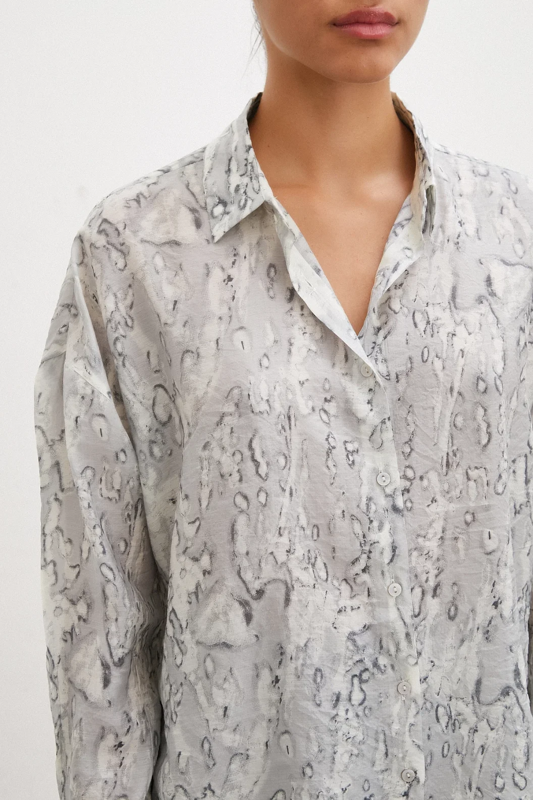 قميص بنمط قطرات رمادي