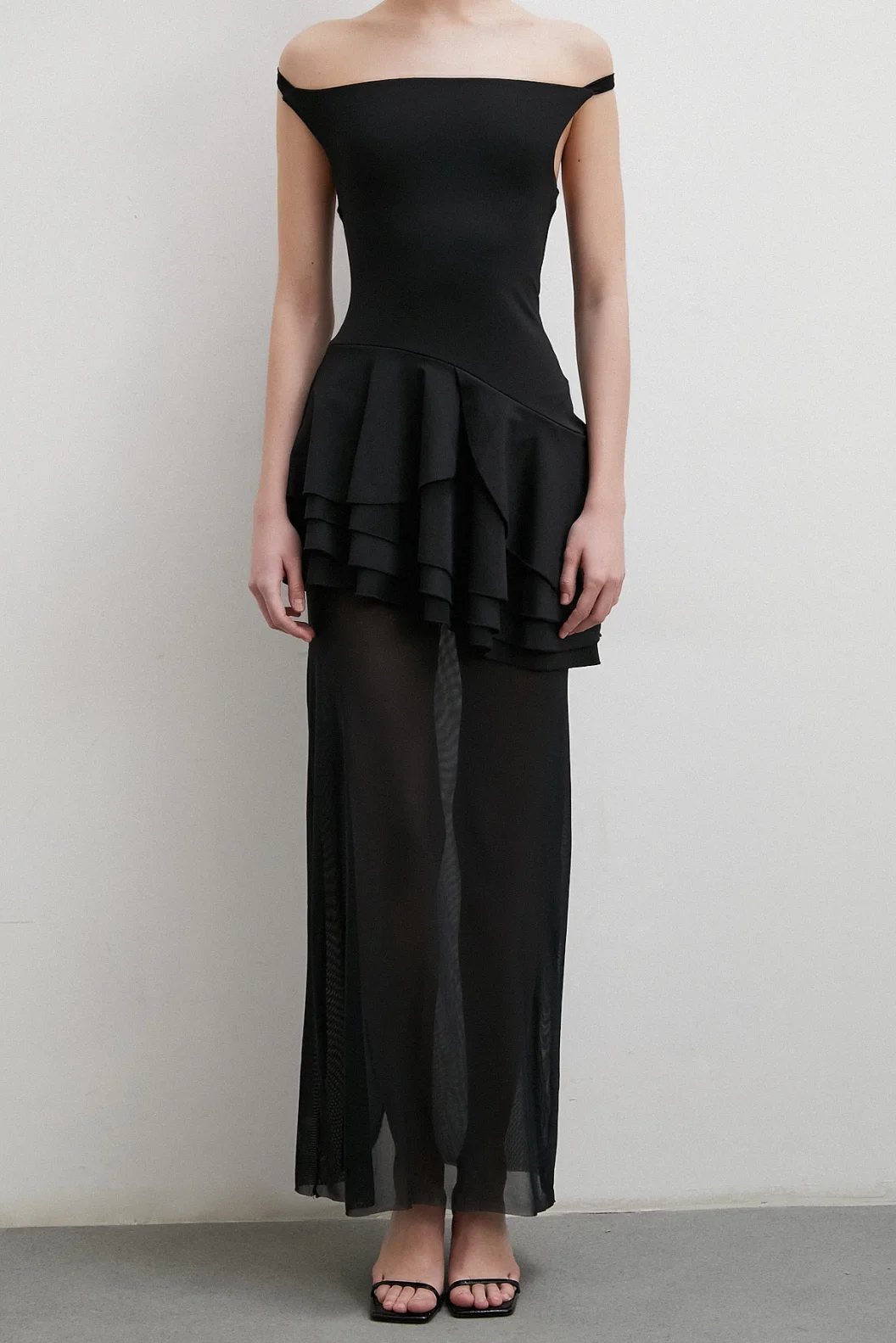 فستان تول بأشرطة على الرقبة بتنورة بالترتر - أسود