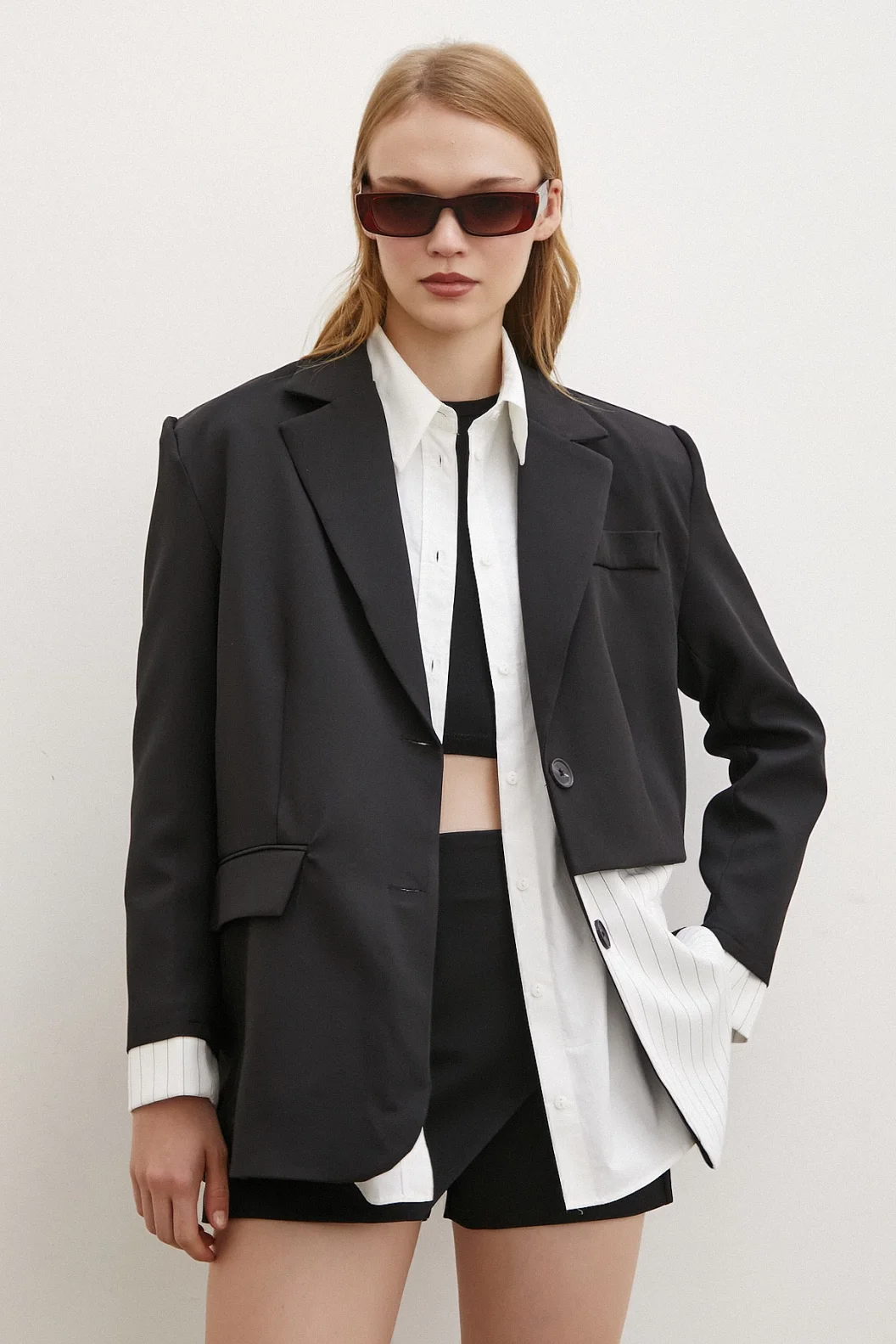 Linienbetonte Doppelknopf-Blazer mit Details in Weiß