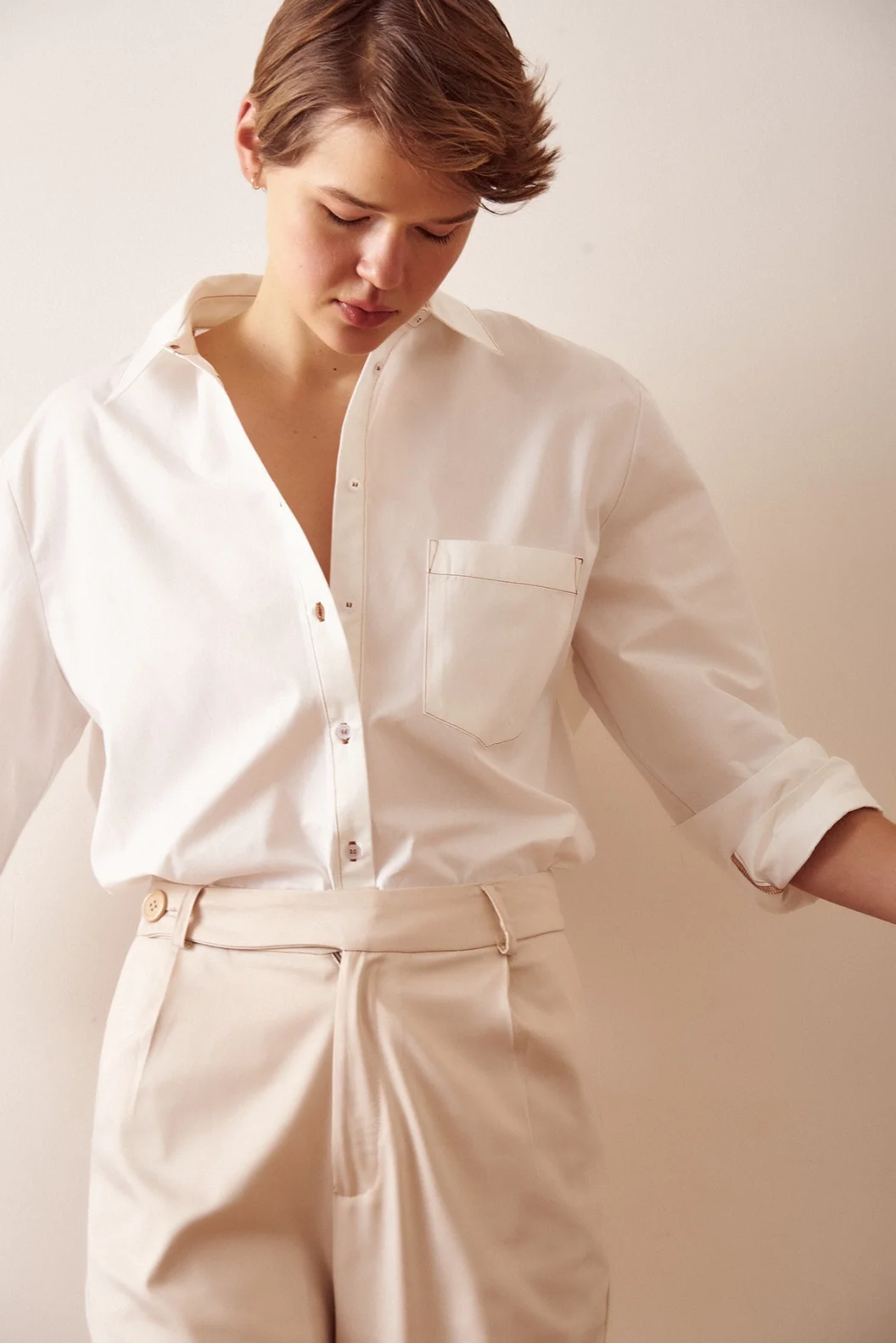 قميص كلاسيكي من القطن باللون العاجي