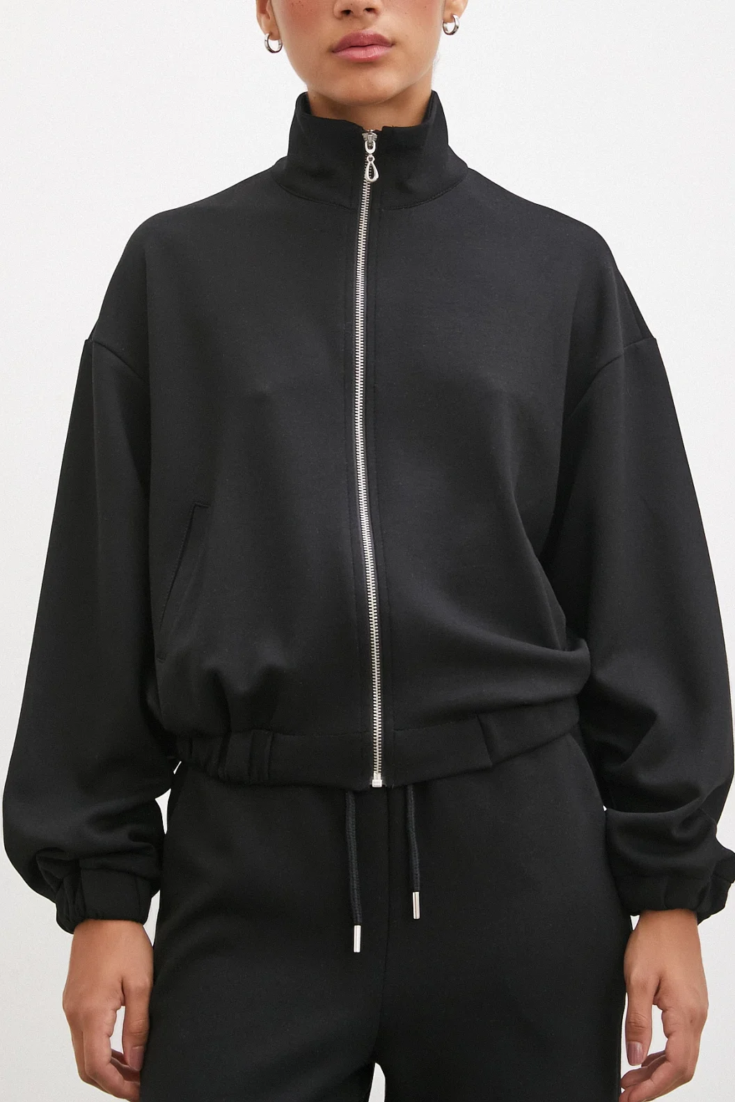 سويت شيرت بسحَّاب أسود