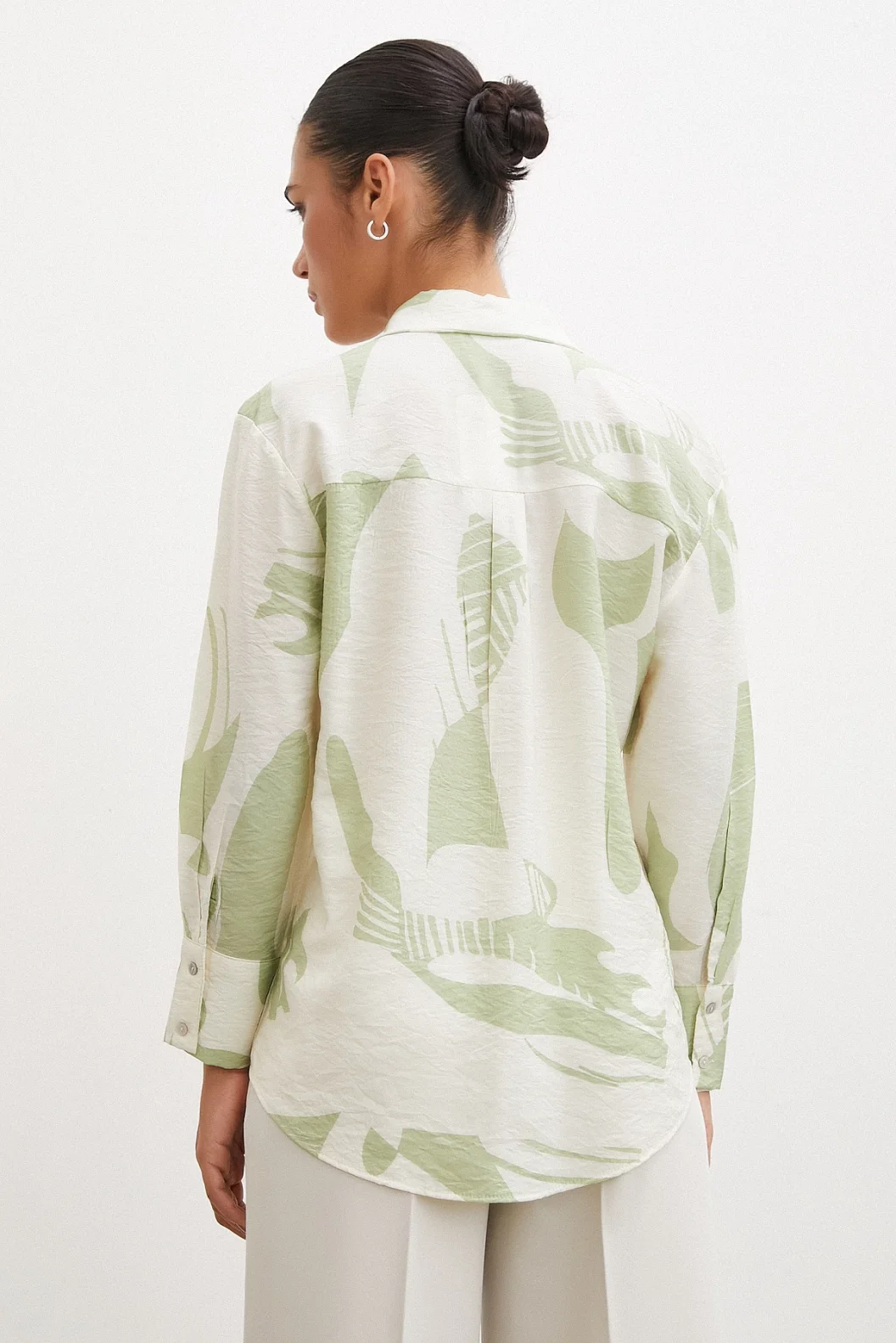 قميص مودال بياقة V أخضر