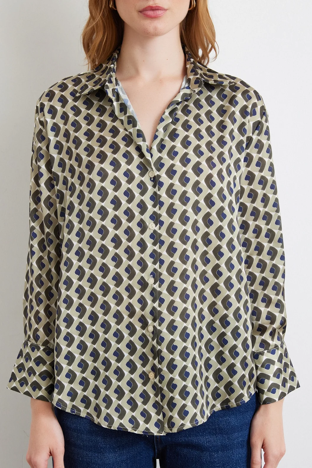 قميص حرير هاكي بنقشة هندسية