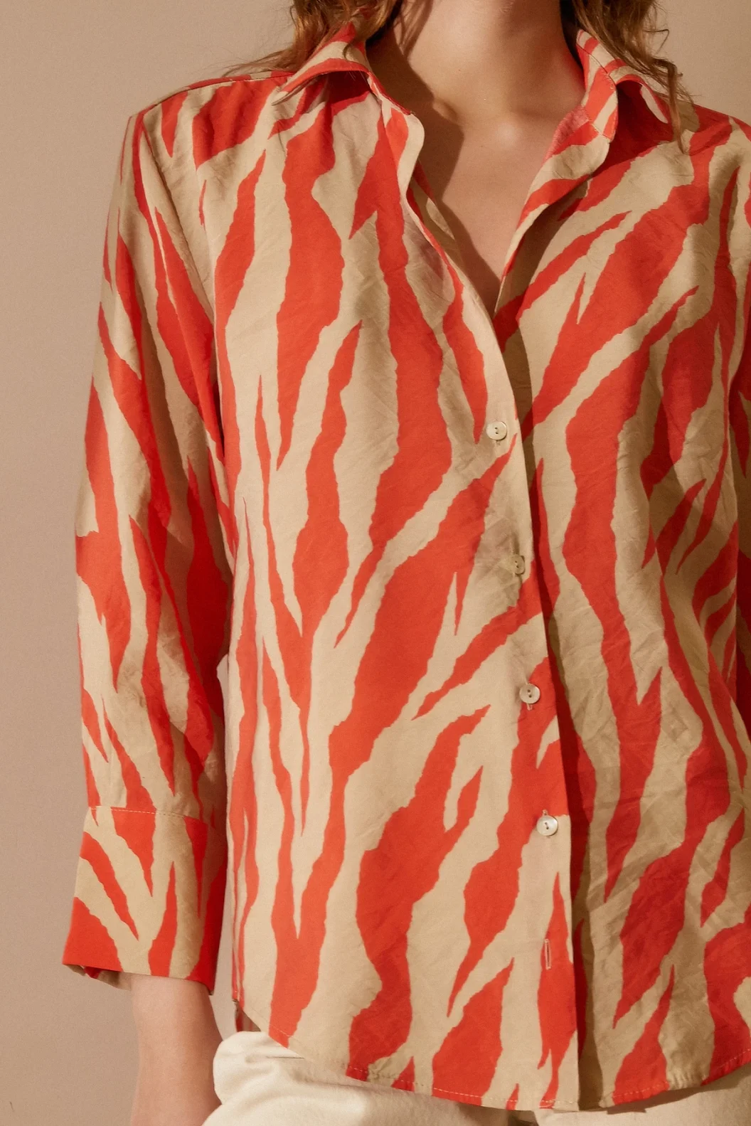 قميص زوبرا بنمط نسيجي بتصميم زوبرا باللون البرتقالي