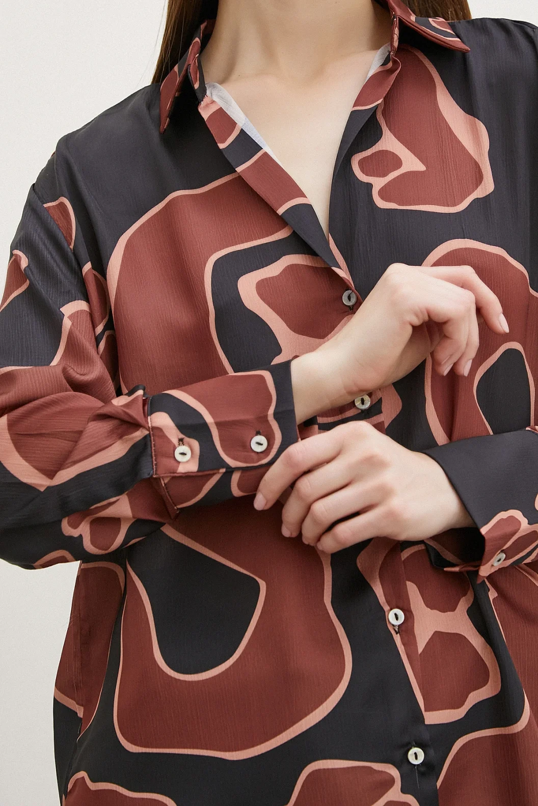 قميص حرير مطبوع باللون البني