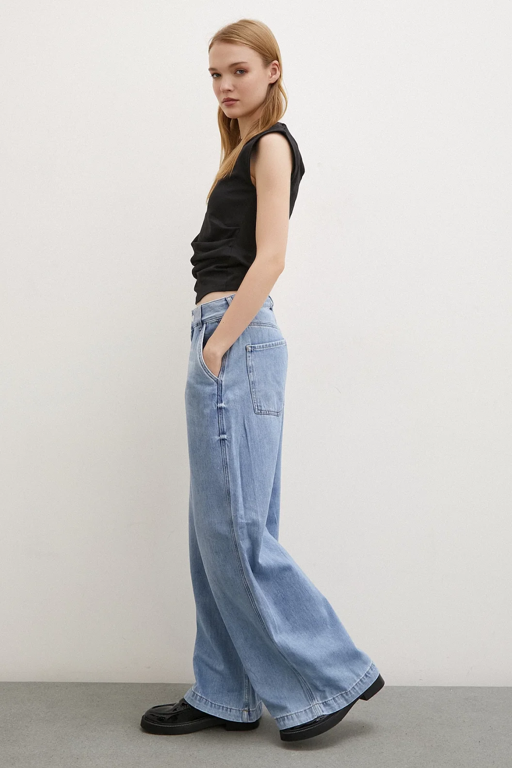 الجينز بخصر عالي واسع الساق بلون الجليدي