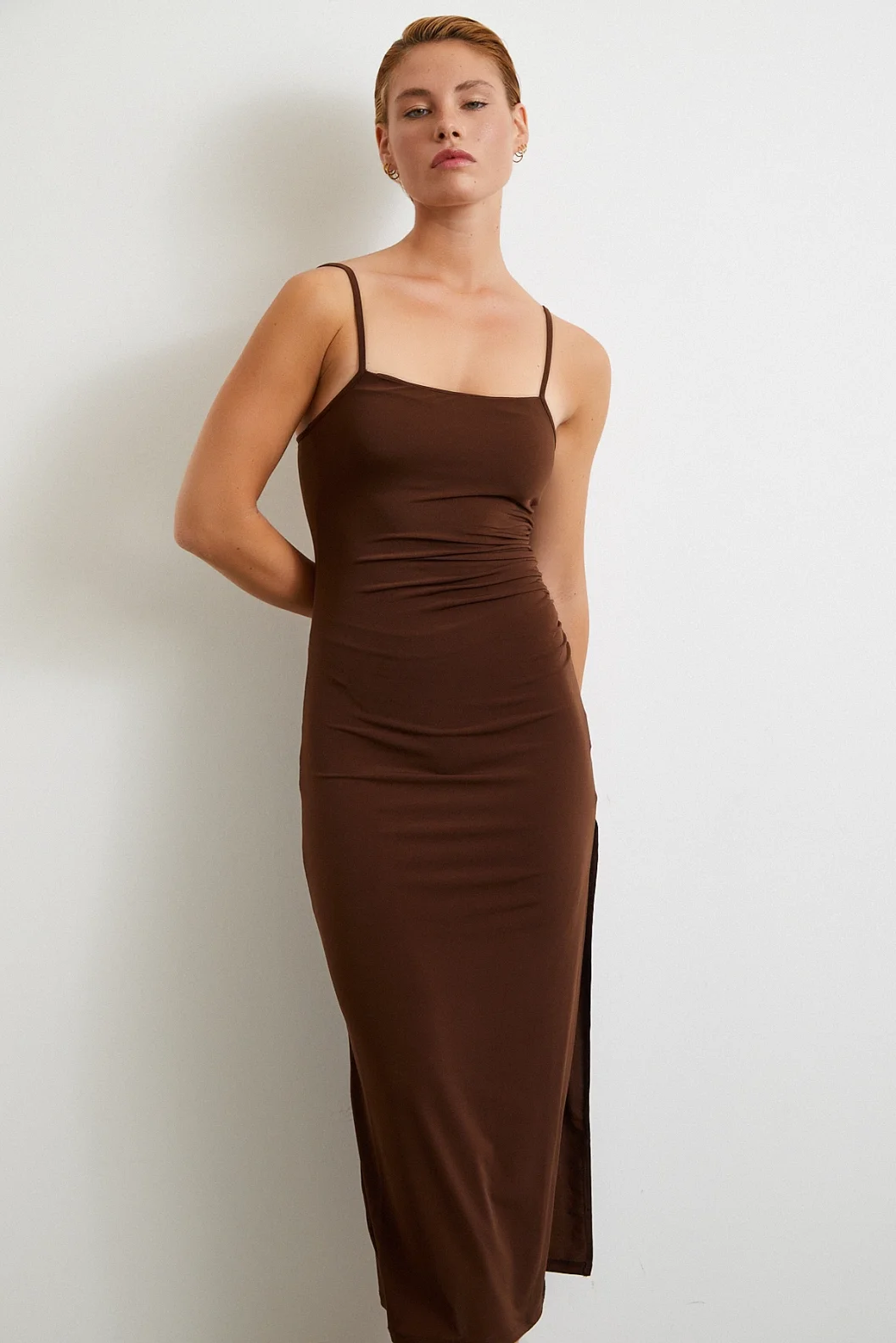 فستان بشريط مزموم بفتحة في اللون البني