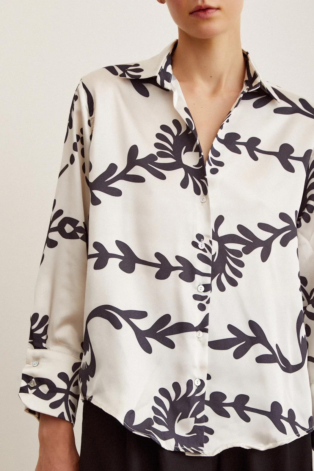 قميص ساتان مطبوع أسود