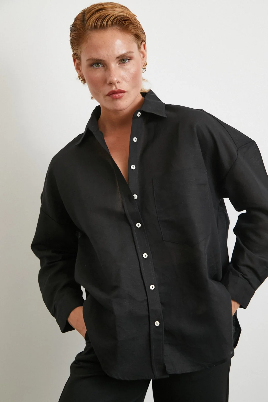 تي شيرت كتان فضفاض بجيوب كبيرة الحجم