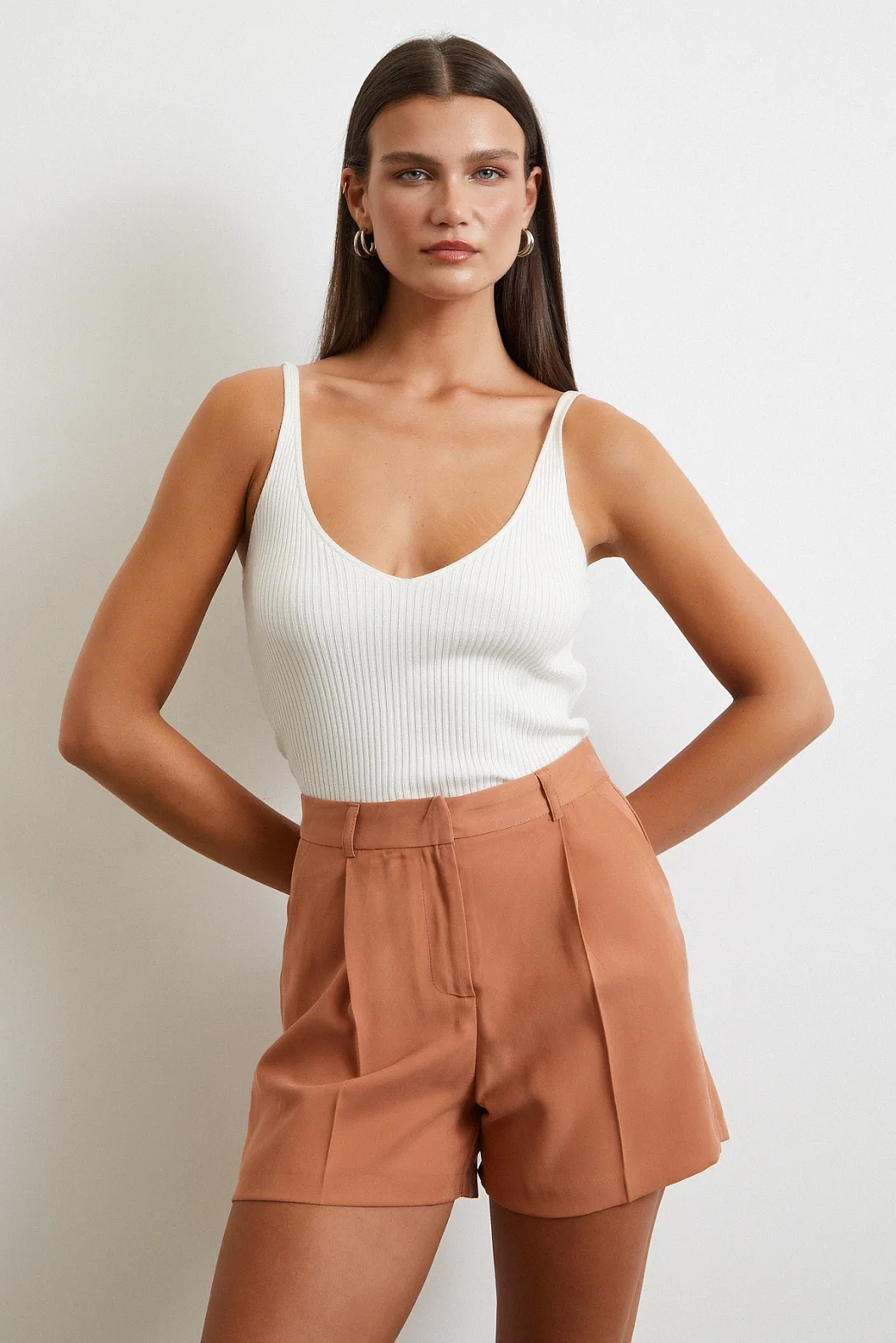 بنطلون شورت جيوب مصمم بنقشة لون الطوب