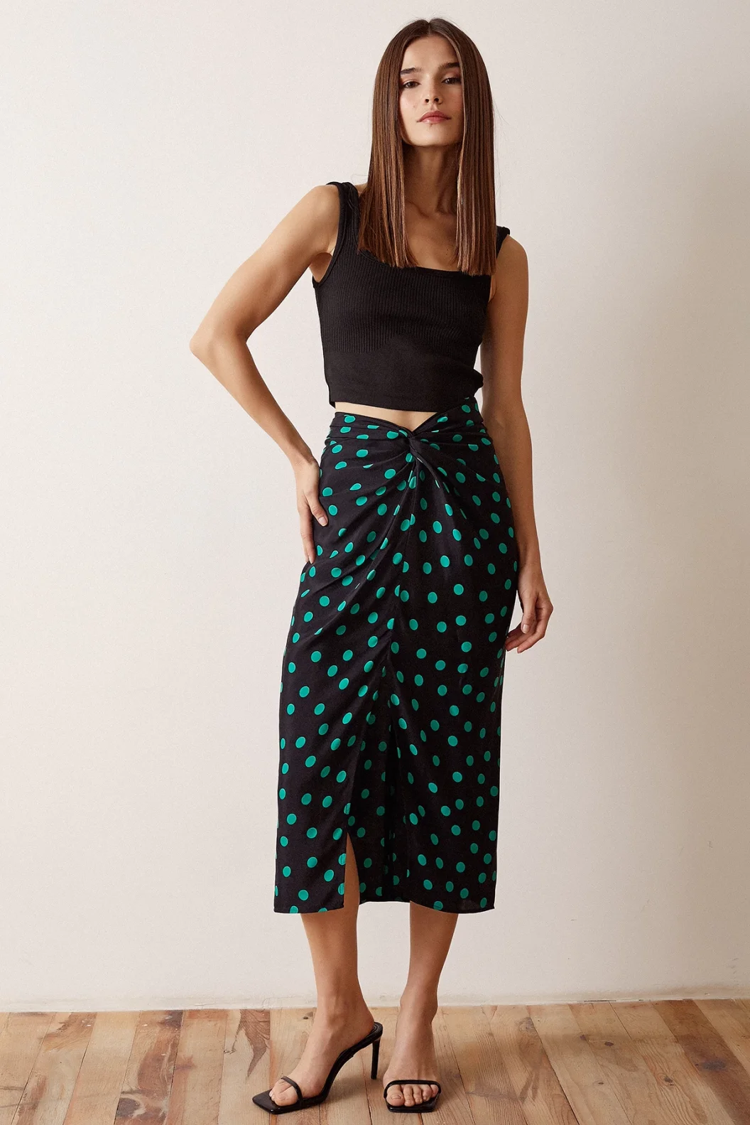 تنورة مخططة بأزرار بلون أخضر داكن