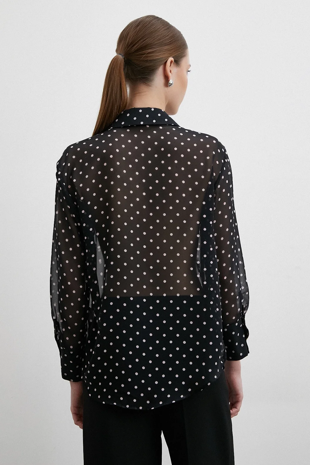 قميص مطبوع بالنقاط السوداء
