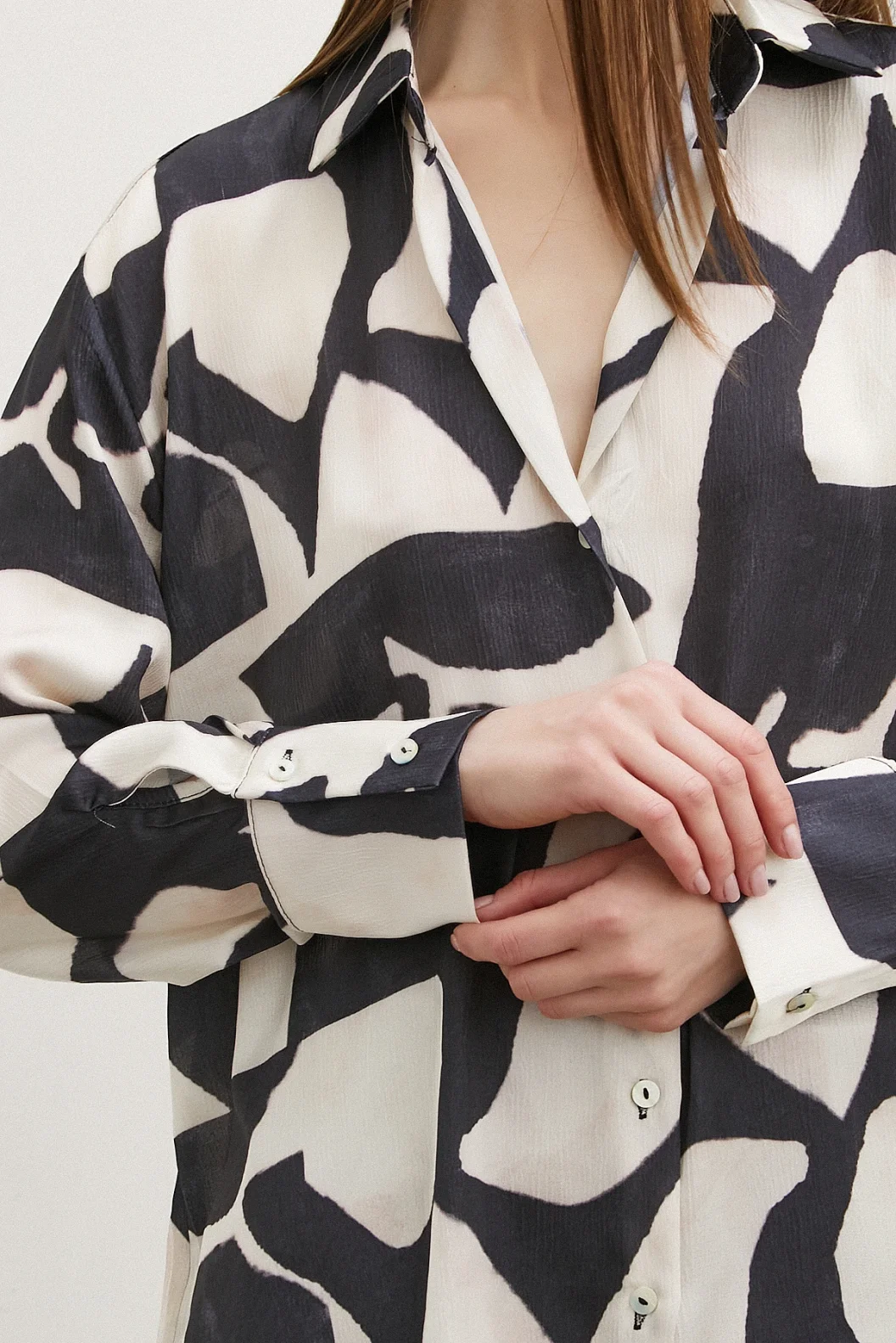 V-Ausschnitt Steinmusterhemd Schwarz