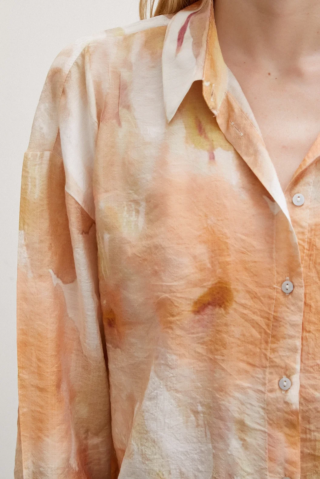 قميص كبير الحجم مُزخرف باللون البرتقالي