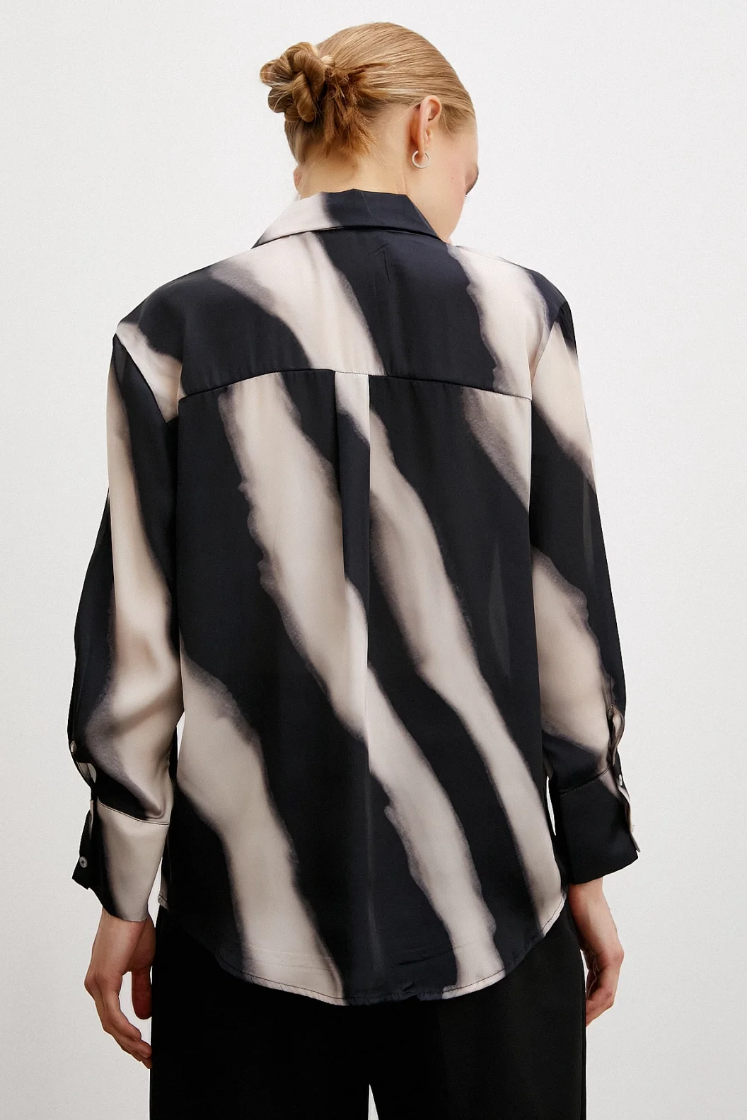 قميص حرير بياقة V مخططة باللون البيج