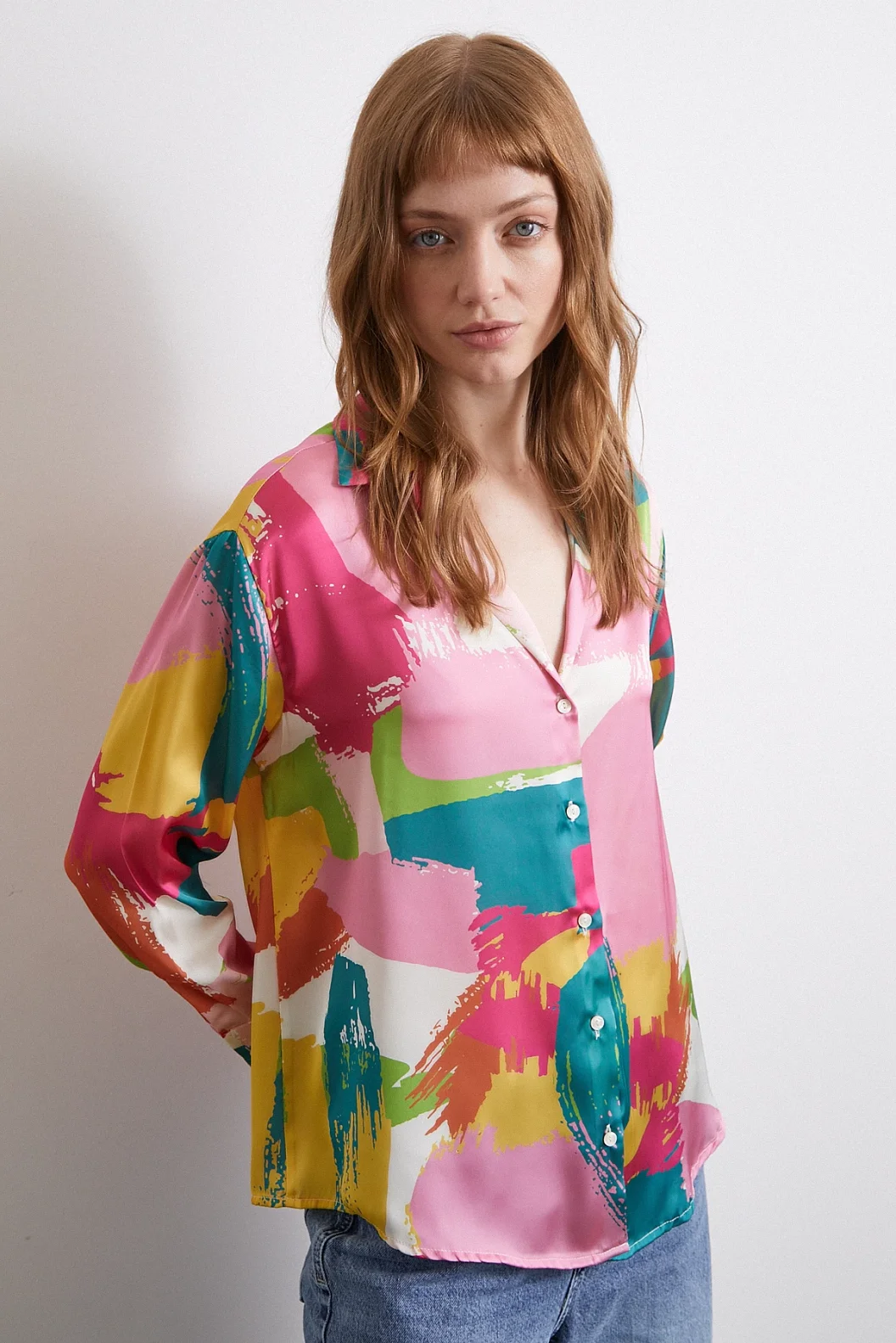 قميص بقصة ياقة V مطبوع باللون البودرة