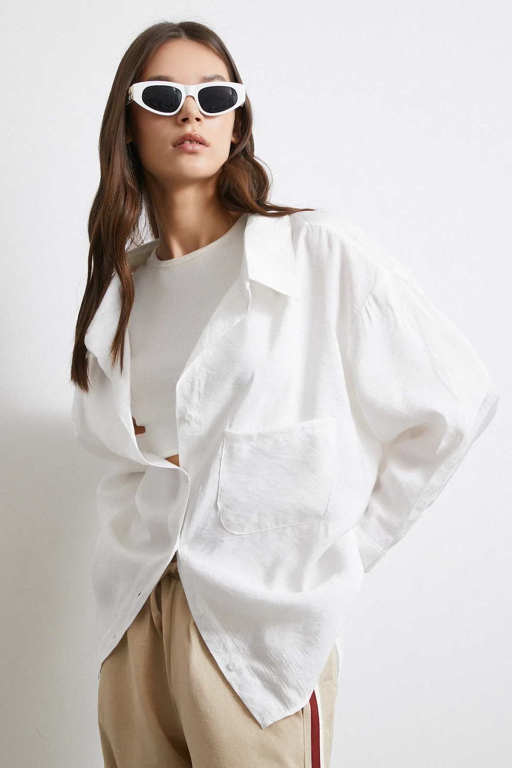 قميص مودال أبيض بجيوب كبيرة
