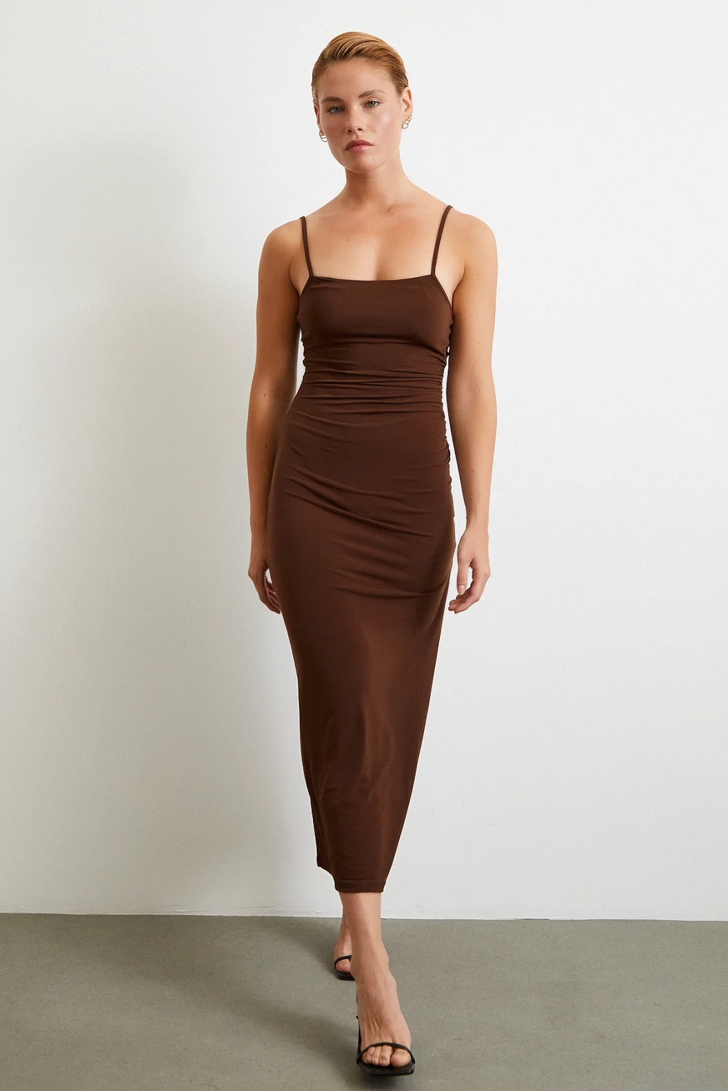 فستان بشريط مزموم بفتحة في اللون البني