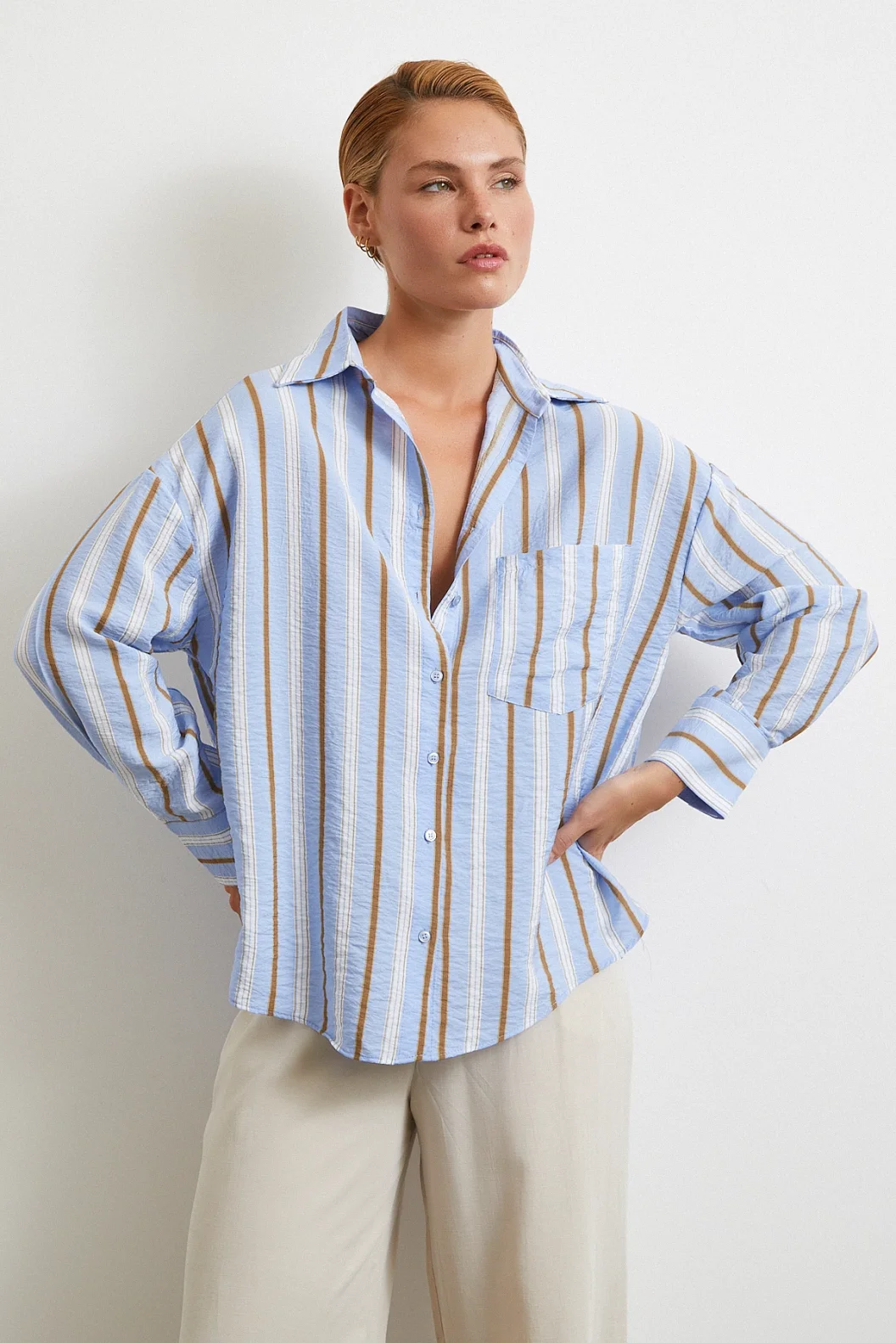 قميص مخطط زرقاء