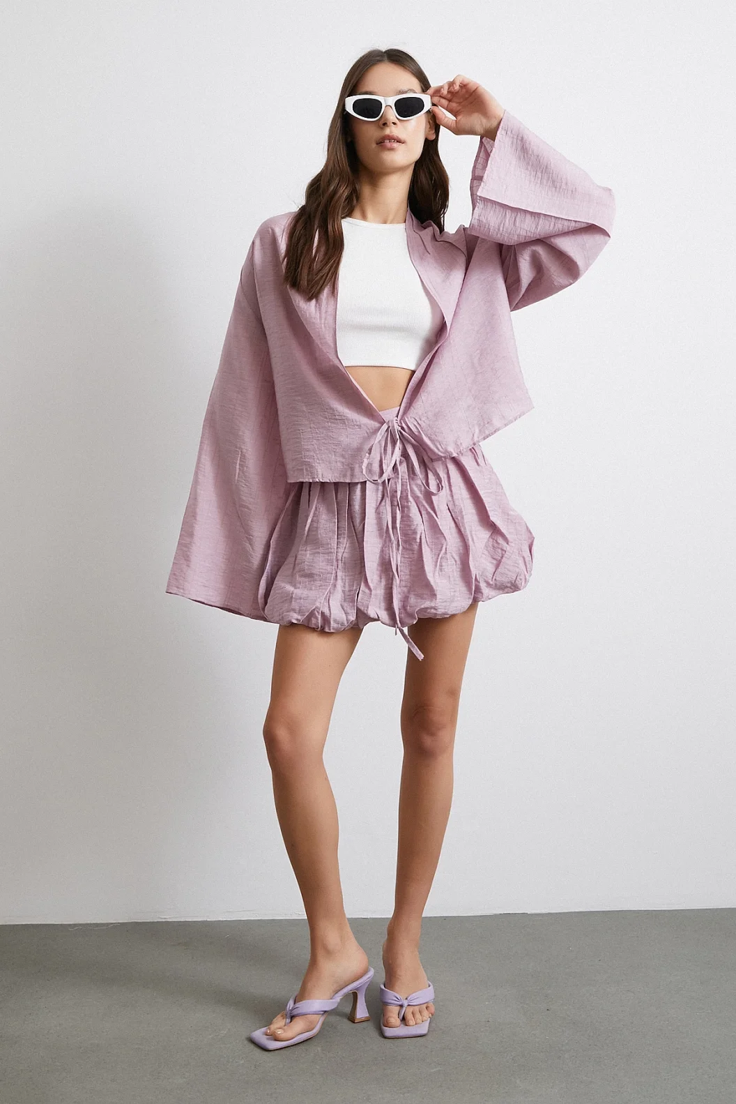 قصيرة سفلية مبطنة باللون البنفسجي