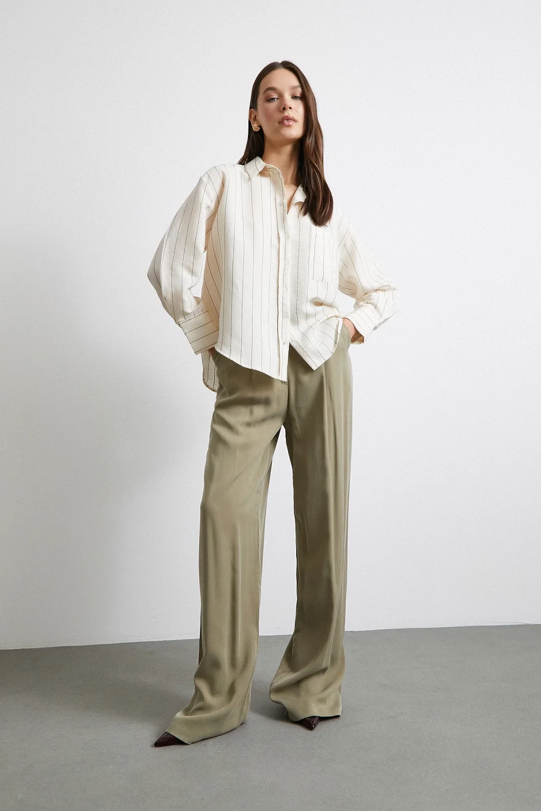 قميص مودال مخطط بخطوط متناقضة أخضر زيتون