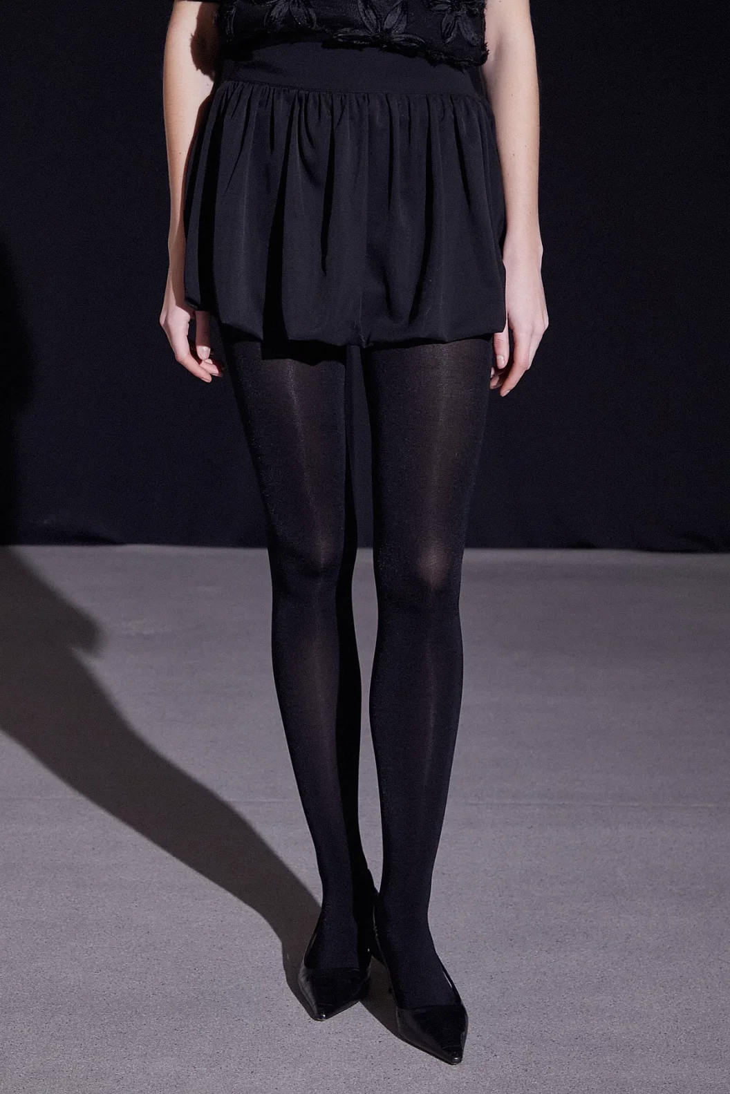 تنورة قصيرة بالون أسود