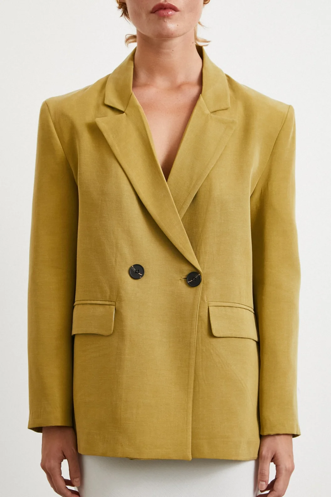 سترة بليزر قطنية ذات أزرار مزدوجة بلون الزيتون