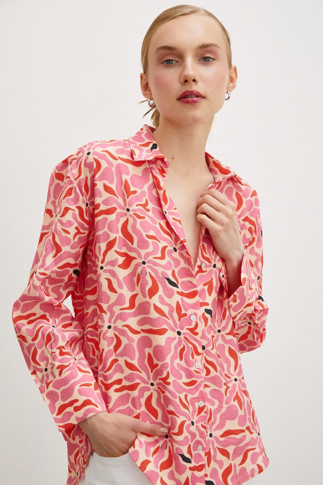 بلوزة منسوجة بنقشة زهور على شكل V باللون الفوشيا