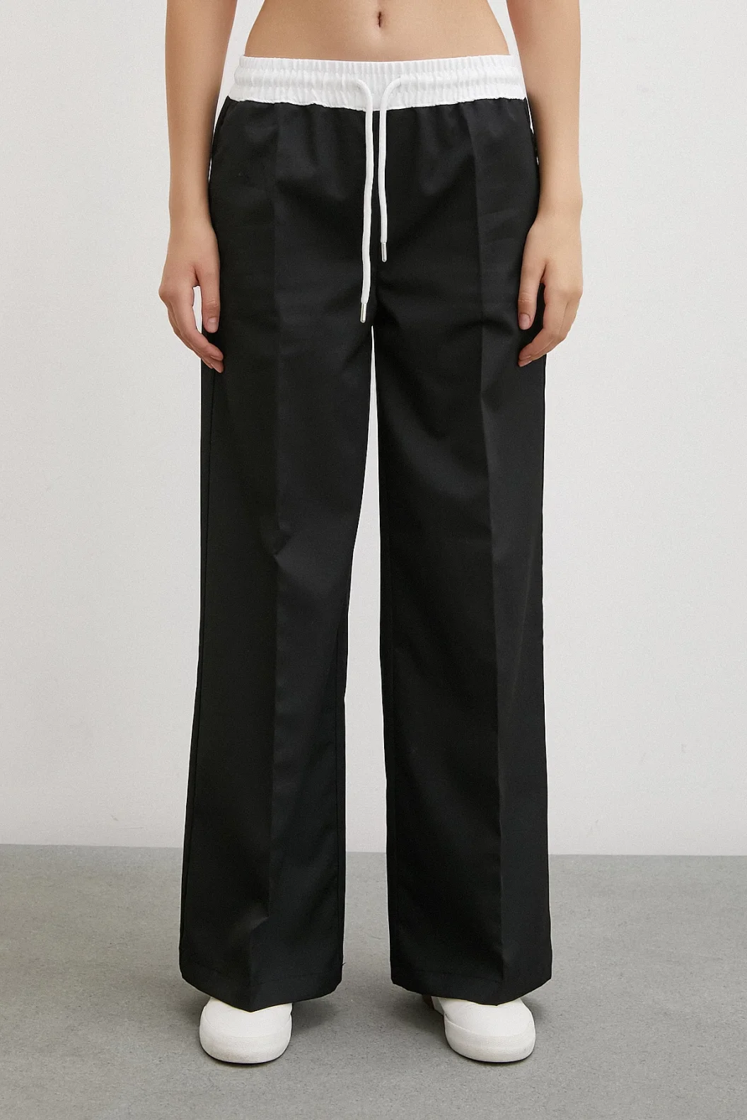 بنطلون أسود مع خصر مطاطي مطرز