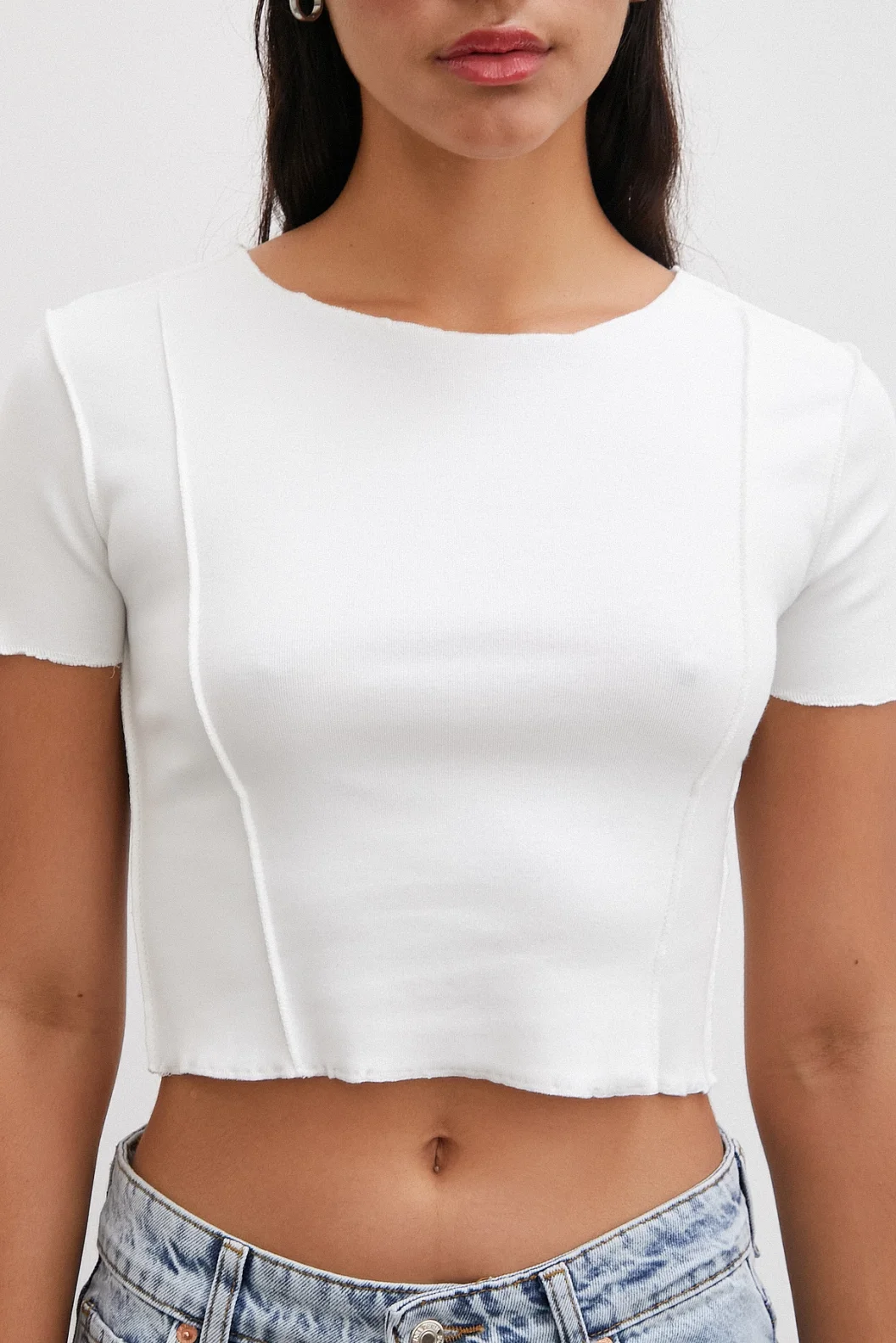 تيشيرت قصير الأكمام الأبيض