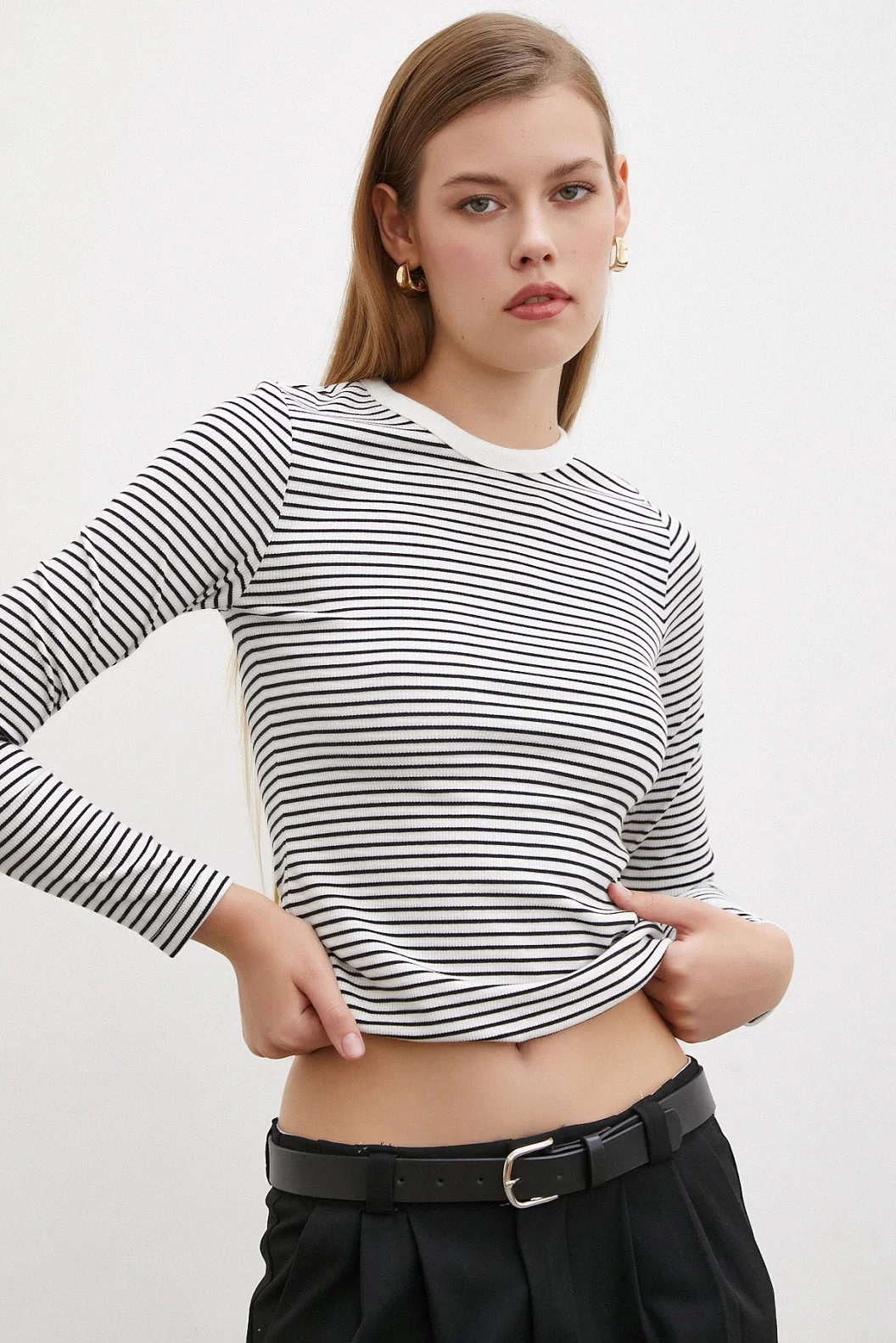 قميص نصف الرقبة بخطوط سميكة باللون الأبيض