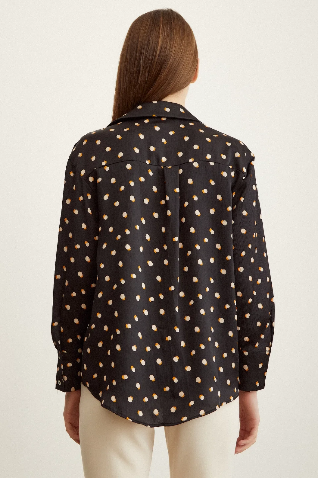 قميص ساتان مطبوع بنقوط أسود