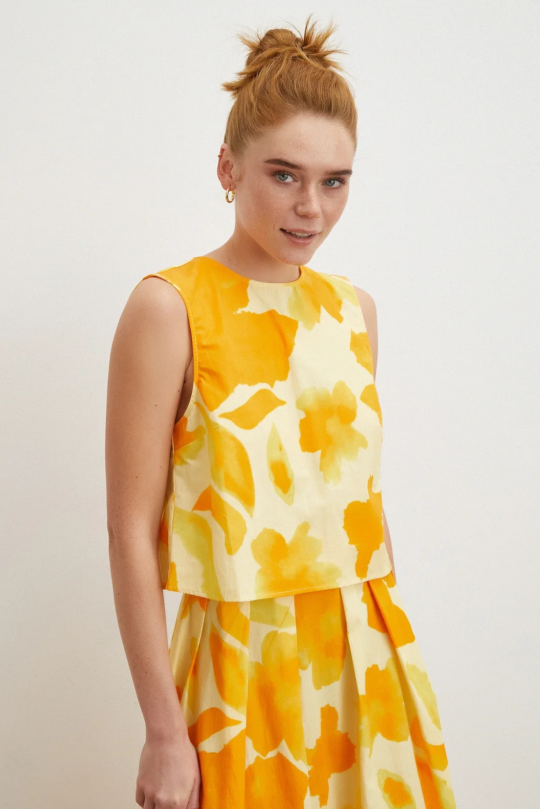 نمط باتيك بلوزة بلا أكمام باللون الأصفر