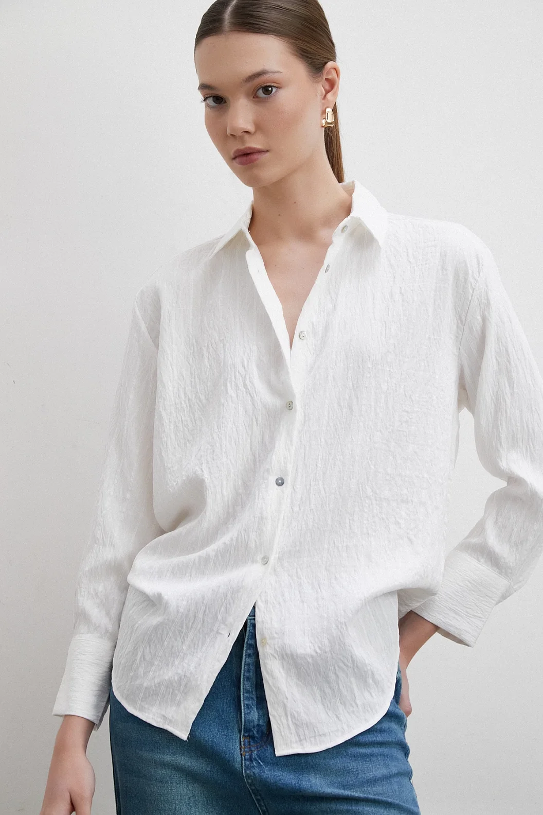 قميص بتفاصيل خطوط بيضاء