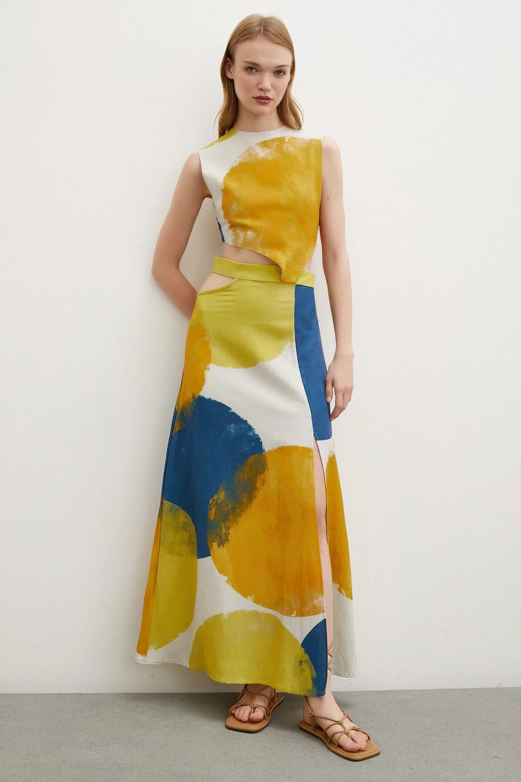 فستان أصفر بلا أكمام بخصر مكشوف