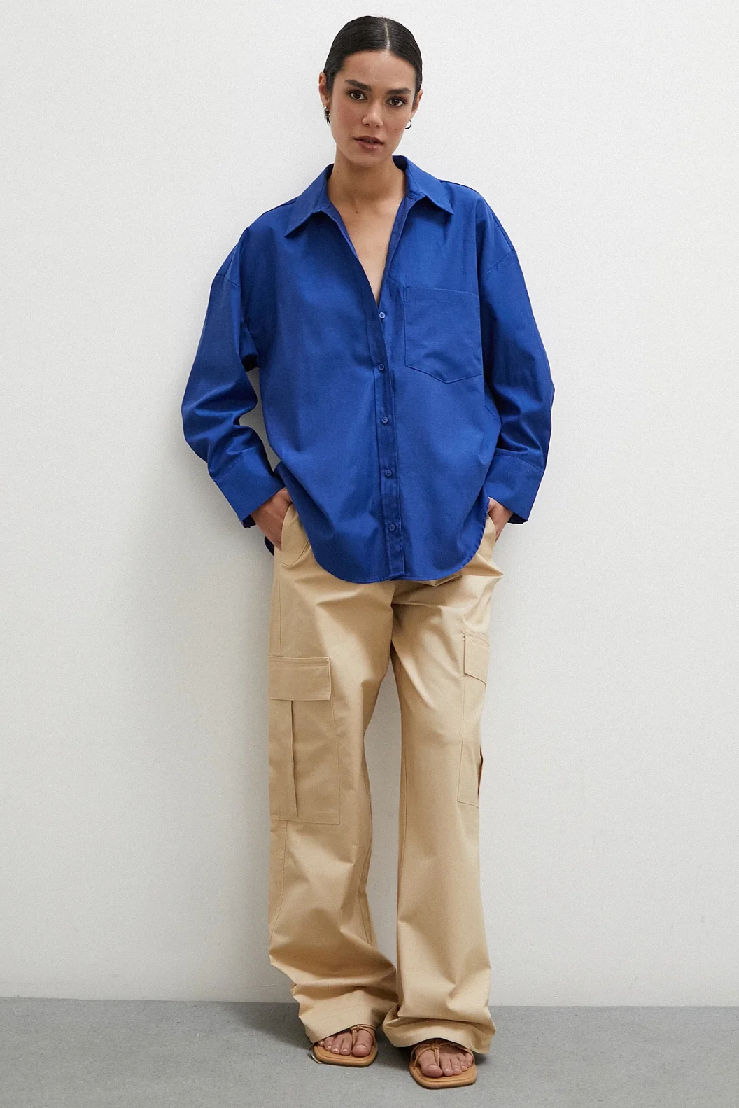 بلوزة بوبلين لونها الأزرق الداكن