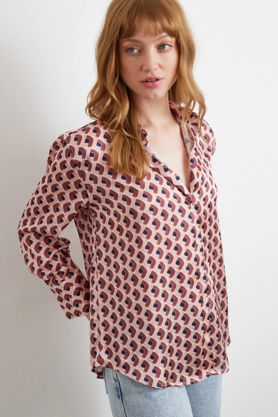 قميص حريري بنقشات هندسية وردي